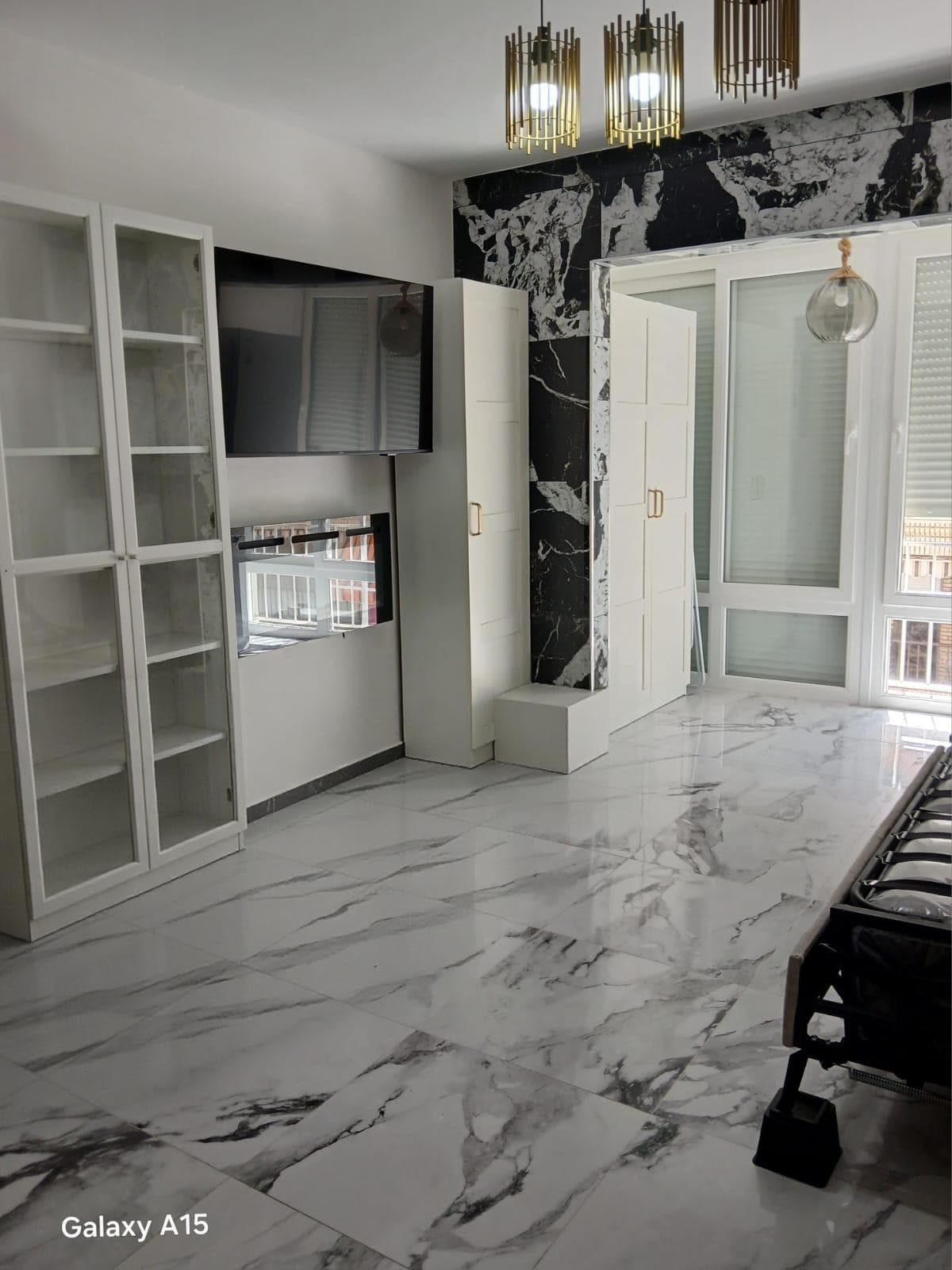 MODERNO ESTUDIO TOTALMENTE REFORMADO A 550 METROS DE LA PLAYA DEL CURA – DISEÑO, CONFORT Y EXCELENTE UBICACIÓN Le presentamos una magnífica oportunidad de adquirir un amplio estudio totalmente reformado, situado a tan solo 550 metros de la Playa del Cura, una de las zonas más demandadas y dinámicas de la costa. Esta propiedad destaca por su diseño moderno, su excelente distribución y su ubicación privilegiada, rodeada de todos los servicios necesarios para disfrutar de una vida cómoda y práctica durante todo el año. Con una superficie aproximada de 37 m², este estudio ha sido cuidadosamente reformado para aprovechar al máximo cada espacio, creando un ambiente funcional, acogedor y contemporáneo. La vivienda ofrece una combinación perfecta entre estilo y comodidad, ideal tanto para residencia habitual como para segunda vivienda o inversión destinada al alquiler vacacional o de larga duración. Desde el primer momento, el inmueble transmite una sensación de amplitud gracias a su inteligente distribución y a la luminosidad natural que recibe durante gran parte del día. Su orientación noroeste proporciona una temperatura agradable y una iluminación equilibrada, creando un ambiente confortable y acogedor. El estudio presenta un diseño moderno y actual, con acabados renovados que aportan elegancia y funcionalidad. Cada detalle ha sido pensado para ofrecer un espacio práctico y visualmente atractivo, listo para entrar a vivir sin necesidad de realizar ninguna reforma adicional. La zona principal de la vivienda permite integrar cómodamente el área de descanso, salón y comedor, manteniendo una sensación de orden y amplitud. La reforma realizada optimiza el espacio de forma eficiente, logrando una vivienda muy cómoda para el día a día. La cocina, integrada dentro del concepto moderno del estudio, ofrece funcionalidad y practicidad, aprovechando perfectamente cada rincón y manteniendo una estética actual y armoniosa con el resto de la vivienda. El cuarto de baño también ha sido renovado, ofreciendo un diseño moderno, limpio y funcional, adaptado a las necesidades actuales y pensado para proporcionar comodidad y facilidad de uso. Uno de los grandes atractivos de esta propiedad es su excelente ubicación. Situado a pocos minutos caminando de la Playa del Cura, permite disfrutar del mar y del paseo marítimo sin necesidad de vehículo. Además, se encuentra rodeado de todos los servicios necesarios, incluyendo supermercados, restaurantes, cafeterías, farmacias, transporte público, comercios y zonas de ocio, lo que convierte esta vivienda en una opción extremadamente cómoda y atractiva. Gracias a sus características y localización, este estudio representa también una excelente oportunidad de inversión. Las propiedades reformadas y cercanas a la playa mantienen una alta demanda tanto para alquiler vacacional como residencial, especialmente aquellas listas para entrar a vivir y ubicadas en zonas consolidadas y con vida durante todo el año. Este inmueble es ideal para: Personas que buscan una vivienda práctica y moderna cerca del mar. Inversores que desean alta rentabilidad en alquiler. Quienes desean una segunda residencia cómoda y bien ubicada. Clientes que valoran un inmueble reformado y listo para disfrutar desde el primer día. En definitiva, se trata de un estudio amplio, moderno y totalmente reformado, con 37 m² perfectamente aprovechados, orientación noroeste y una excelente ubicación a solo 550 metros de la Playa del Cura, rodeado de todos los servicios necesarios para disfrutar del auténtico estilo de vida mediterráneo. No deje escapar esta excelente oportunidad. Contacte con nosotros para más información o para concertar una visita y descubrir todo el potencial de esta fantástica propiedad.