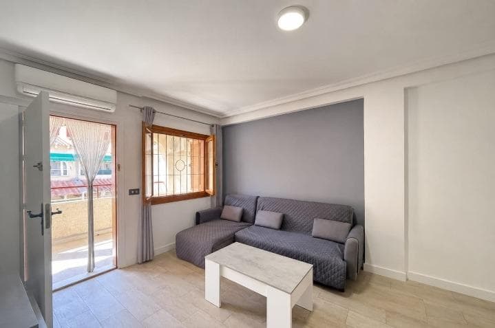 🏖️✨ ¡Oportunidad junto al mar en La Acequión! ✨🏖️ 🌊 Apartamento a tan solo **50 metros de la Playa de La Acequión** 📐 **73 m²** de vivienda 🛏️ **2 habitaciones** 🛁 **1 baño** 🍽️ **Cocina independiente** 🚗 Incluye **garaje cerrado privado** 💰 IBI anual: **190 €** 🏢 Comunidad: solo **20 €/mes** ☀️ Vivienda ideal para vivir todo el año, disfrutar de vacaciones o como inversión. 📍Excelente ubicación, cerca de supermercados, restaurantes, paseo marítimo y todos los servicios. 🏡 Cómodo, luminoso y con la tranquilidad de tener tu propio garaje cerrado 🔑🚘 🌴 ¡A un paso de la playa y listo para disfrutar del Mediterráneo! 🌴