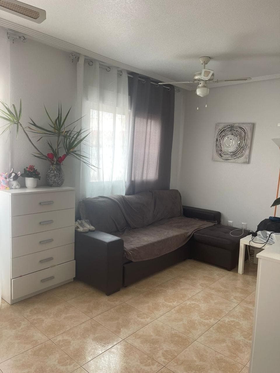🏡✨ Bonito apartamento de 1 habitación y 1 baño en el corazón de Torrevieja 🌴☀️. Con 43m² muy bien distribuidos, esta vivienda ofrece un espacio cómodo y acogedor, ideal tanto para vivir todo el año como para disfrutar de vacaciones junto al mar 🏖️🌊. La urbanización cuenta con piscina comunitaria 🏊‍♂️, perfecta para refrescarse y relajarse durante los días soleados. Además, su excelente ubicación en el centro te permitirá tener todos los servicios cerca: supermercados 🛒, restaurantes 🍽️, tiendas 🛍️ y zonas de ocio 🎉, todo a pocos minutos caminando 🚶‍♀️. 💰 Gastos muy económicos: ✔️ IBI: 136€/año ✔️ Comunidad: 25€/mes ✨ Una gran oportunidad para invertir, vivir o disfrutar de la Costa Blanca todo el año 🔑☀️