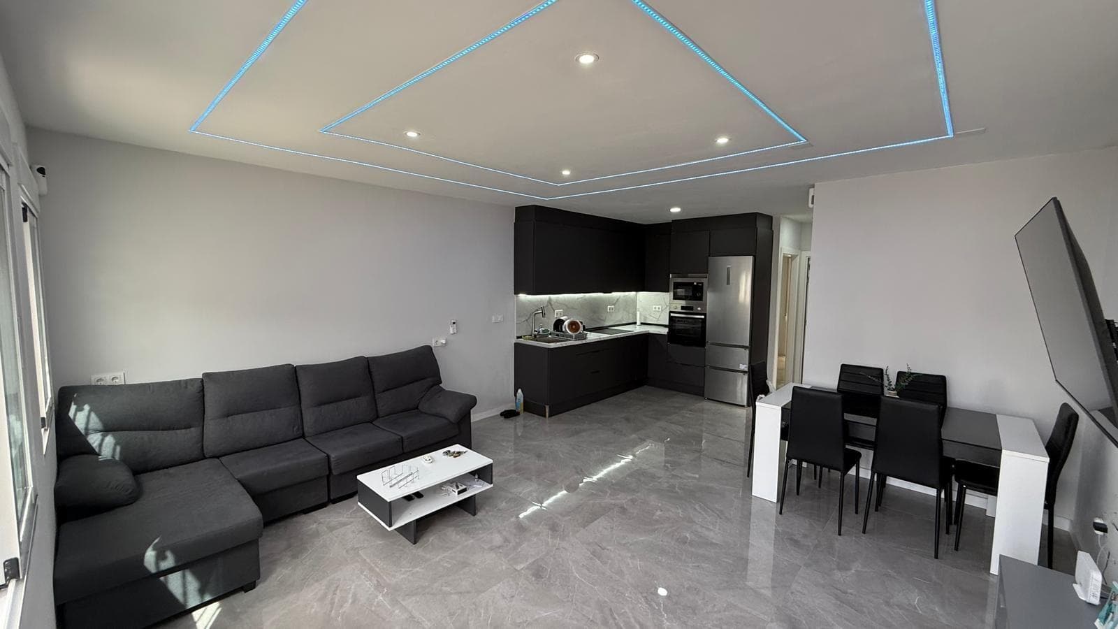 ☀️🏡 Возможность в Торревьехе! 🏡☀️ 📍 Таунхаус в Торревьехе, идеально подходящий для наслаждения средиземноморским климатом круглый год. 📐 Жилая площадь 44 м² 🛏️ 2 спальни 🛁 1 ванная комната 🌿 Частная терраса ☀️ Солярий для отдыха на солнце и свежем воздухе 💰 Ежегодный налог на недвижимость (IBI): 142 евро 🚫 Без коммунальных платежей ✨ Практичный и уютный дом, идеально подходящий для постоянного проживания, в качестве второго дома или инвестиции для сдачи в аренду на время отпуска. 🌴 Наслаждайтесь открытыми пространствами, идеально подходящими для отдыха, принятия солнечных ванн или проведения времени с семьей и друзьями. 📍 Расположен в тихом районе Торревьехи, с легким доступом к услугам, магазинам и зонам отдыха. 🔑 Прекрасная возможность с низкими затратами на содержание, готовая принять вас и позволить наслаждаться отдыхом на побережье Коста-Бланка. 🌞🏖️ Не упустите эту возможность и приезжайте в гости! 🏖️🌞