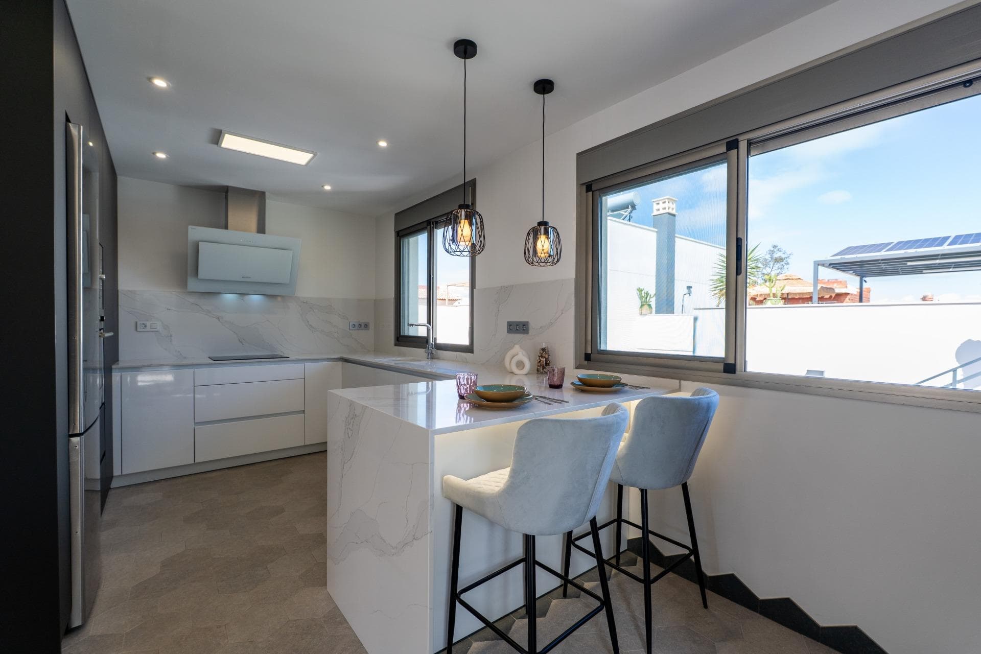 ¡Oportunidad única en Bigastro! Villa pareada con piscina privada en Sector D6 Te presentamos esta espectacular villa pareada en una de las zonas residenciales con más proyección de Bigastro (Alicante). Con 184 m² construidos en tres plantas y una parcela de 148 m², esta vivienda lo tiene todo para disfrutar desde el primer día. Distribución ideal: - 3 amplios dormitorios y 2 baños en planta alta - Aseo en planta baja + aseo en el garaje - Cocina equipada con encimera porcelánica y electrodomésticos de primeras marcas - Amplio salón con chimenea de leña Garaje privado para 4 coches con puerta automática, cocina auxiliar y zona de celebraciones. Exterior de ensueño: Piscina privada Zona de barbacoa para leña y gas Ducha exterior empotrada Mesa exterior para 12 comensales - Se vende amueblada y totalmente equipada - Aire acondicionado por Split en ambas plantas - Lavadero independiente con lavadora y secadora - Puerta blindada, videoportero y muchas comodidades más Reformada en 2022 y lista para entrar a vivir Ubicada en una zona tranquila y en expansión, ideal tanto como vivienda habitual como casa vacacional.