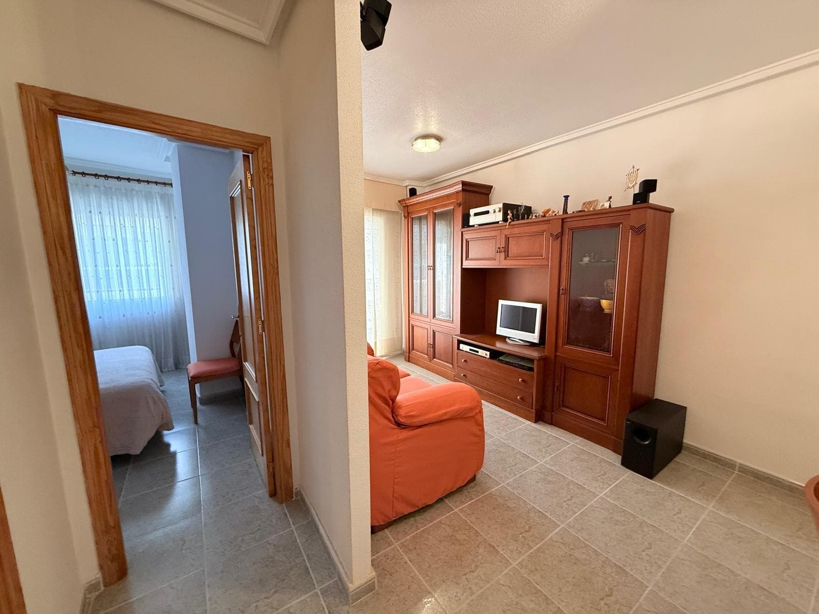 Piso con 2 Garajes y Piscina comunitaria a 50 de la Playa de Los Locos – Torrevieja Se vende piso en segunda línea de la Playa de Los Locos, una ubicación excelente para disfrutar del mar y de todos los servicios que ofrece esta consolidada zona de Torrevieja. La vivienda, orientada al sur-este y ubicada en una primera planta (Edificio del año 2001), cuenta con 69 m² distribuidos en 2 dormitorios, 1 baño completo, cocina equipada, lavadero equipado, salón comedor y un pequeño balcón. Se entrega amueblado y con electrodomésticos, listo para entrar a vivir sin necesidad de reformas. Incluye dos plazas de garaje en el mismo edificio, algo muy valorado en la zona, y acceso a piscina comunitaria. Ideal tanto como residencia habitual como para segunda residencia o inversión vacacional por su cercanía al mar y su excelente estado de conservación. Llámanos y agenda tu visita hoy mismo. ¡Te encantará!