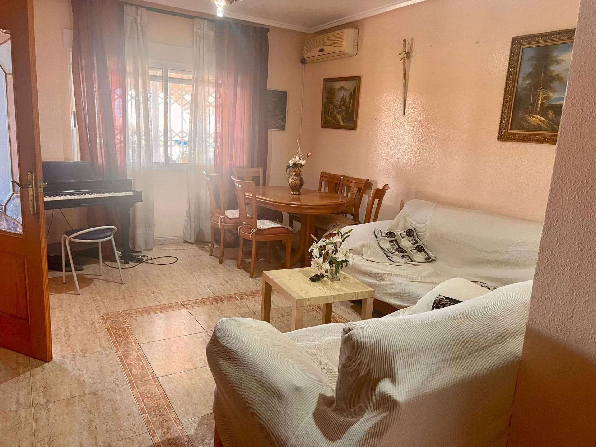 Buscas un nuevo hogar? Aquí lo tienes, en este encantador chalet independiente! Con más 250 m², esta propiedad ofrece amplios y soleados espacios perfectos para toda la familia. Dispone de 4 habitaciones, incluyendo 3 dormitorios y 2 baños, ideales para adaptarse a las necesidades tanto de personas jóvenes como mayores. La casa cuenta con una terraza y un balcón que te permitirán disfrutar del aire libre y de vistas despejadas. Además, tiene una piscina donde podrás relajarte y pasar momentos inolvidables. Aunque se encuentra en buen estado, esta casa necesita un poco de buen mantenimiento, algunas reformas, lo que te brinda la oportunidad de personalizarla a tu gusto y convertirla en el hogar de tus sueños. Los armarios empotrados y el trastero ofrecen soluciones prácticas de almacenamiento. La orientación sur garantiza una excelente iluminación natural durante todo el día, llenando cada rincón de energía positiva. Ubicada en una zona tranquila, esta propiedad te ofrece la comodidad y serenidad que buscas. La clase energética E y las emisiones de CO2 también en clase E aseguran un consumo responsable. No pierdas la oportunidad de transformar este chalet en tu refugio perfecto. ¡Ven a visitarlo y déjate enamorar por su potencial!