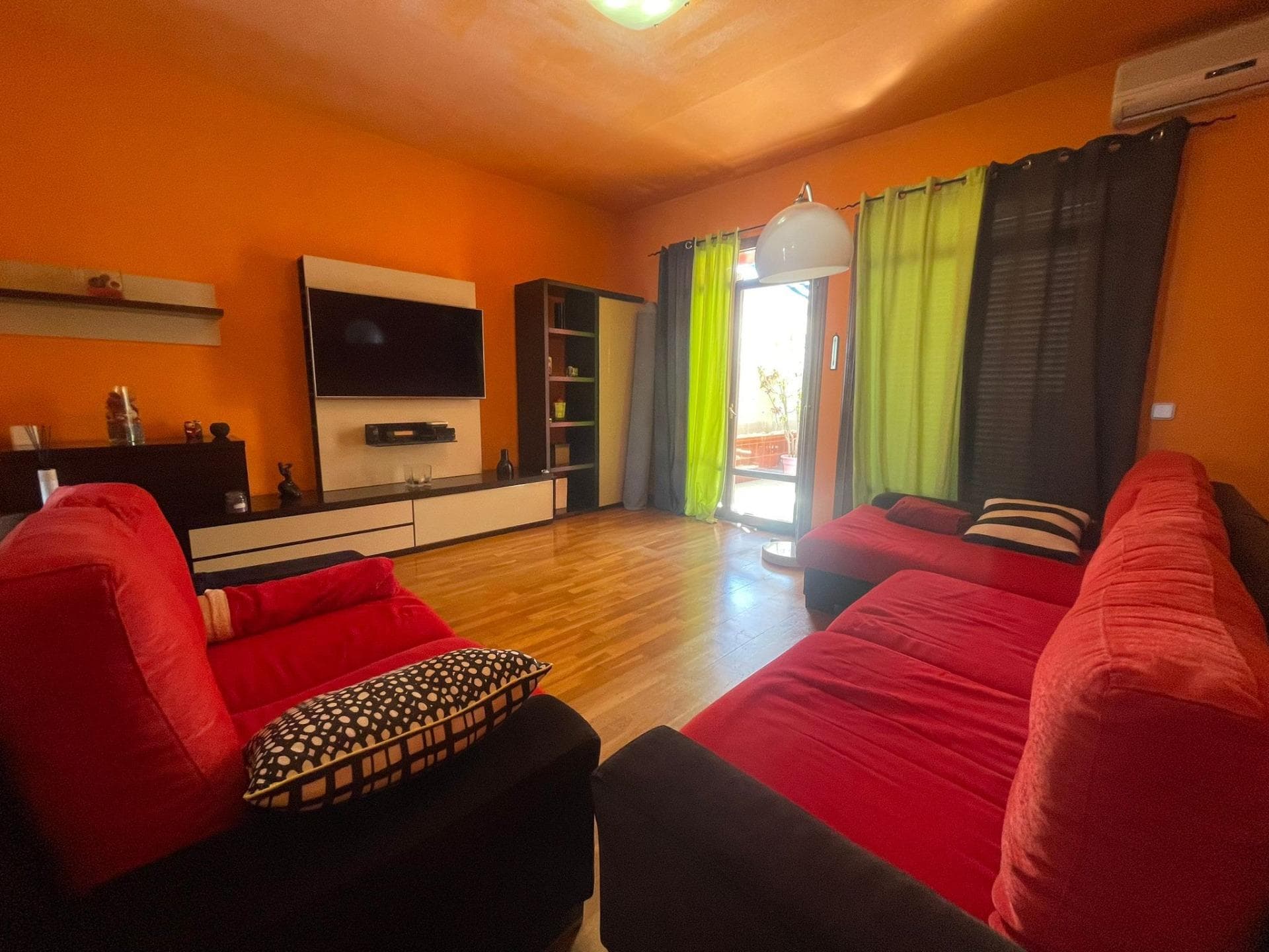 Intentando de nuevo cumplir tu sueño, os presentamos este acogedor bungalow en planta alta y baja. Totalmente reformado y listo para entrar a vivir, esta propiedad cuenta con un salón super amplio, 2 amplios dormitorios, 1 aseo 1 baño, comunicadas entre si mediante una escalera interior, balcón , patio, perfectos para el descanso y la privacidad, . Ubicado en una urbanización cerrada, disfrutarás de una piscina comunitaria, un terreno de fútbol, gimnasio al aire libre y todos los beneficios de la naturaleza. Además, podrás relajarte en el gran porche, ideal para comidas y cenas al aire libre. La cocina espaciosa y equipada hará que cocinar sea un placer, mientras que el jardín y las zonas verdes te ofrecerán un entorno tranquilo y natural. La ubicación es inmejorable, rodeada de servicios como farmacias, supermercados y paradas de autobús, facilitando tu día a día. Además, cuenta con una parcela para estacionar tu coche y armarios empotrados para mayor comodidad. Construido con materiales de muy buena calidad y orientado al Este, este bungalow es la opción perfecta para quienes buscan un hogar cómodo y bien ubicado. Pide visitarlo y a lo mejor encontrarás tu felicidad en este rinconcito tan coqueto!