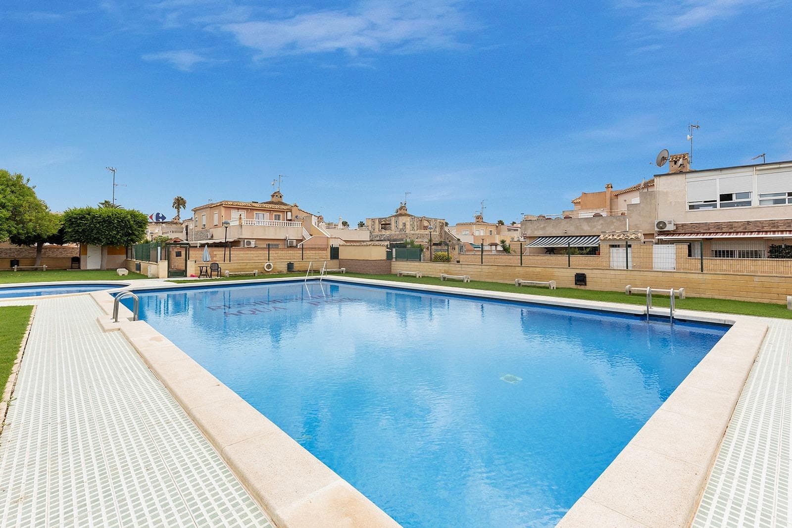 Looking for a sunny, quiet spot with great access to services and beaches? This charming corner bungalow in a private residential complex with a communal pool is ideal as a holiday home, permanent residence, or high-return investment property. 📍 Prime location in a peaceful area of Torrevieja, with all amenities within walking distance: supermarkets, public transport, schools, medical centers, green areas, and just a few minutes from the sea. 🏠 Key Features: 🛏️ 2 double bedrooms 🚿 2 full bathrooms 🧱 57 m² built / 51 m² usable 🌿 100 m² plot ☀️ 50 m² private terrace + solarium 🌳 Corner unit, very bright and private 🏊 Communal swimming pool in a gated urbanization ❄️ Air conditioning (heat pump) 🔥 Electric water heater 🍳 Fully equipped American-style kitchen 🚪 Storage room, patio, built-in BBQ ✅ Extras: Located on a pedestrian-only street (no car traffic) Fully exterior No garage or private parking (easy street parking nearby) Secure urbanization with green areas and children’s playgrounds Quiet and well-established neighborhood 📌 Property Condition: Original condition but well maintained. Ideal for light renovation or customization, offering excellent potential to add value. Perfect for those wanting a personal touch or a profitable rental property on the Costa Blanca. 💬 Don't miss this opportunity! Corner bungalows with this much outdoor space and solarium are rare. 📞 Contact us today to schedule a viewing. You’ll fall in love with it!