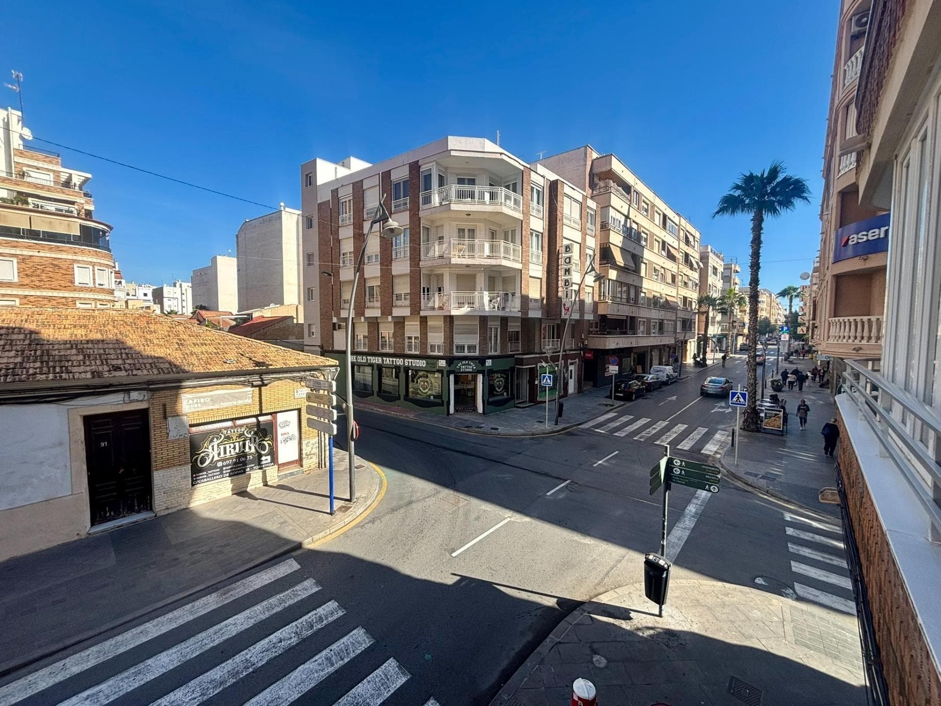 Flott leilighet på 82 m² til salgs, beliggende i et av de mest ettertraktede områdene i Torrevieja, midt i sentrum og bare noen få meter fra rådhuset, med alle tjenester innen rekkevidde: butikker, restauranter, offentlig transport, legesentre og fritidsområder. Boligen har 2 romslige soverom, begge med store vinduer som gir utmerket naturlig lys hele dagen. Den har 1 komplett bad, et stort og funksjonelt kjøkken, samt en romslig stue, ideell for å skape ulike soner og nyte familiesammenkomster eller avslappende øyeblikk. I tillegg har den en innvendig patio, perfekt som ekstra bruksområde, og en utvendig balkong som gir enda mer lys og kontakt med det urbane miljøet. Takket være planløsningen, størrelsen og den førsteklasses beliggenheten er denne leiligheten ideell både som fast bolig, feriebolig eller en investering med høy avkastning. 📍 Uslåelig beliggenhet 📐 87 m² 🛏️ 2 soverom 🛁 1 bad 🌞 Veldig lys 🏙️ Sentrum av Torrevieja En unik mulighet til å bo eller investere i hjertet av byen. Ikke la denne sjansen gå fra deg – kom og se den!