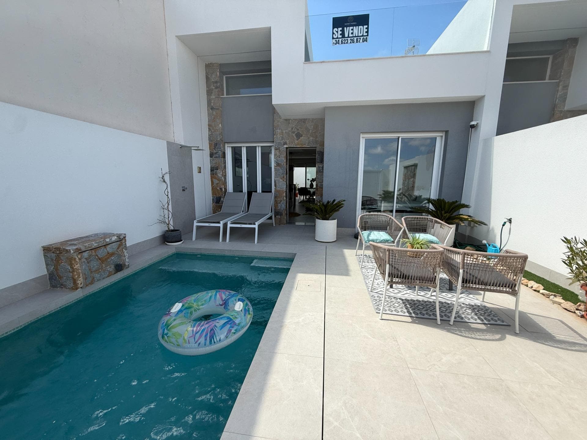 We are pleased to present this modern villa, built in 2024, located in a quiet and well-established residential area of Balsicas (Murcia), ideal for those seeking comfort, contemporary design and a high quality of life close to the coast. The property is built on one level and offers 76 m² of living space on a 130 m² plot, with a practical and well-designed layout including two bedrooms and two fully fitted bathrooms (one of them ensuite), all finished in a modern, bright and functional style. One of the standout features of this property is its impressive 55 m² private solarium, designed to fully enjoy the Mediterranean lifestyle. This space includes an outdoor summer kitchen, perfect for entertaining, as well as pre-installation for a jacuzzi, allowing you to create a private relaxation area with complete privacy. Inside, the villa features a modern kitchen with fully integrated high-quality appliances, combining both functionality and style, and seamlessly connected to the open-plan living area. Large windows throughout the property allow for an abundance of natural light, creating a bright and airy atmosphere and a smooth connection between indoor and outdoor spaces. Outside, the villa offers a private swimming pool and a spacious terrace, ideal for relaxing or enjoying time with family and friends. This property comes fully furnished!! Located just 10 km from the Mediterranean Sea, this property perfectly combines the tranquillity of a residential setting with easy access to beaches, amenities and leisure areas, making it an excellent option as a permanent residence, holiday home or investment. For further information or to arrange a private viewing, please do not hesitate to contact us!
