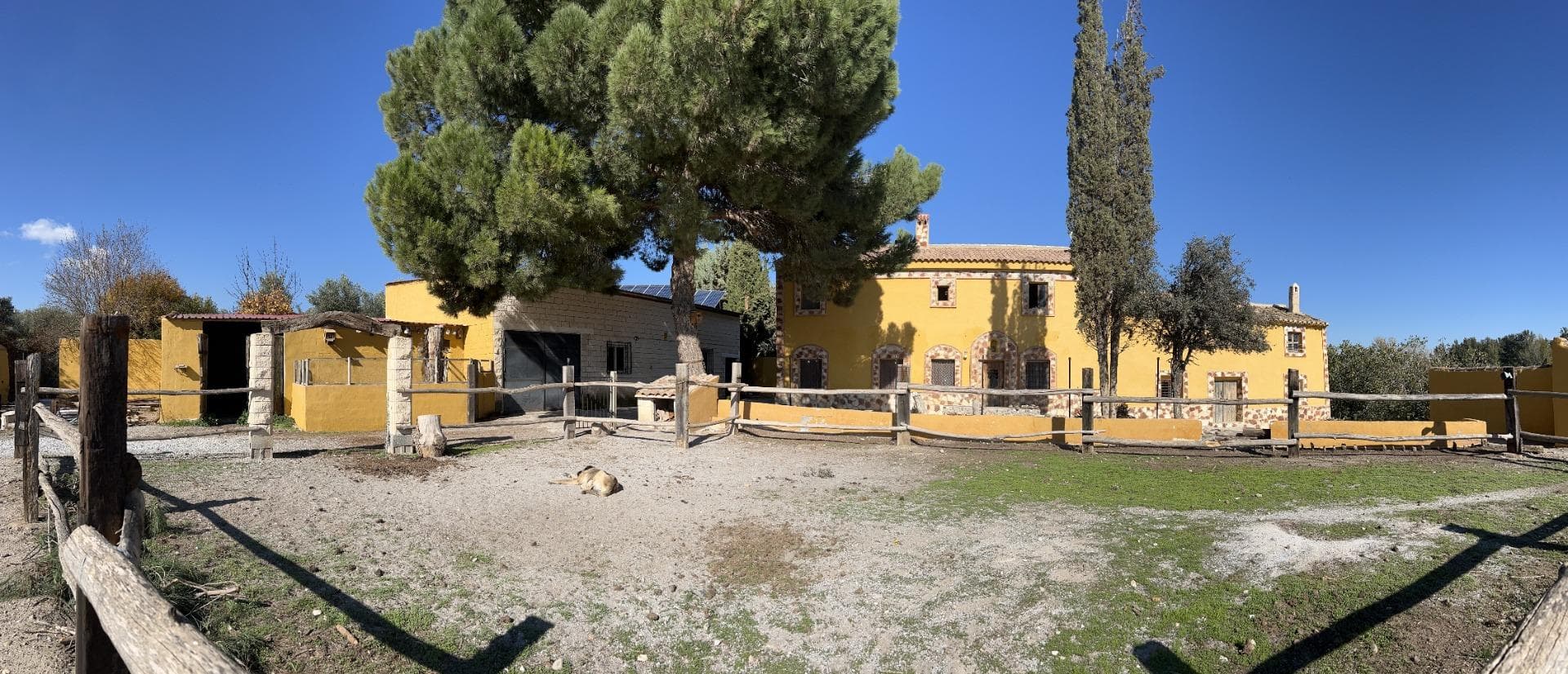 Enclavado en la tranquila campiña andaluza, este excepcional cortijo se asienta sobre una extensa parcela de 2,4 hectáreas (aproximadamente 5,93 acres), a solo 5 km del vibrante pueblo de Baza. Rodeada de una impresionante belleza natural, la propiedad está completamente vallada, lo que garantiza una privacidad absoluta sin vecinos ni molestias. Accesible por una carretera asfaltada con un sendero en buen estado durante los últimos 800 metros, este cortijo ofrece una combinación inigualable de encanto rústico y comodidades modernas. Esta finca es ideal para diversos estilos de vida y proyectos, desde un tranquilo refugio familiar hasta un centro ecuestre o un próspero complejo de turismo rural. Con licencia ecuestre (licencia OCU) para hasta cinco caballos, esta propiedad es un paraíso para los amantes de los animales y los aficionados a los caballos. Características principales: La propiedad. El cortijo cuenta con dos casas de campo independientes de dos plantas, totalmente renovadas, un amplio establo con pajar y una piscina privada en un impresionante patio. Casa principal: Al entrar, un amplio recibidor le da la bienvenida y conduce a: Una cocina-comedor de planta abierta con estufa de leña. Un salón con acceso al encantador patio, con zonas de estar, una cocina exterior, un bar y la piscina. Tres trasteros que se pueden transformar fácilmente en alojamiento adicional. Una acogedora biblioteca-salón con chimenea, un amplio comedor y una versátil sala de estar que podría servir como dormitorio principal en la planta baja con baño en suite. En la planta superior, encontrará un enorme baño familiar con una lujosa bañera esquinera y cuatro amplios dormitorios dobles, actualmente utilizados como salas de estar y trastero. Casa de invitados: Esta encantadora residencia cuenta con: Un amplio recibidor, dos dormitorios, un baño completo, un espacioso salón con chimenea y una cocina con acceso al patio. El patio privado conecta con la piscina e incluye una escalera que conduce a una terraza en la azotea con impresionantes vistas. La planta superior alberga una enorme sala de juegos y entretenimiento de planta abierta, ideal para una "cueva de hombres" o un espacio para fiestas. Trasteros adicionales, con potencial para convertirse en un apartamento de dos habitaciones. Estructuras adicionales: Un taller de una sola planta, actualmente utilizado como estudio de arte. Un establo para burros y un gallinero adosados ​​al espacioso establo. El terreno. El terreno aterrazado y de regadío ofrece inmensas oportunidades para la agricultura, la equitación o incluso para construir un impresionante espacio para bodas. Actualmente, la propiedad incluye: Amplio espacio para potreros. Terrazas planas para el cultivo de frutas y verduras o la cría de animales. Vida independiente. Esta propiedad es totalmente autosuficiente, alimentada por un moderno sistema de energía solar con una unidad de almacenamiento de baterías ubicada en los establos. El suministro de agua es ilimitado gracias a un pozo municipal, lo que garantiza una vida sostenible y rentable. Aspectos destacados de la ubicación: El cortijo se encuentra a solo 10 minutos en coche de Baza, una animada ciudad comercial con una rica historia y una amplia oferta de servicios, como supermercados, centros de salud, escuelas y restaurantes.