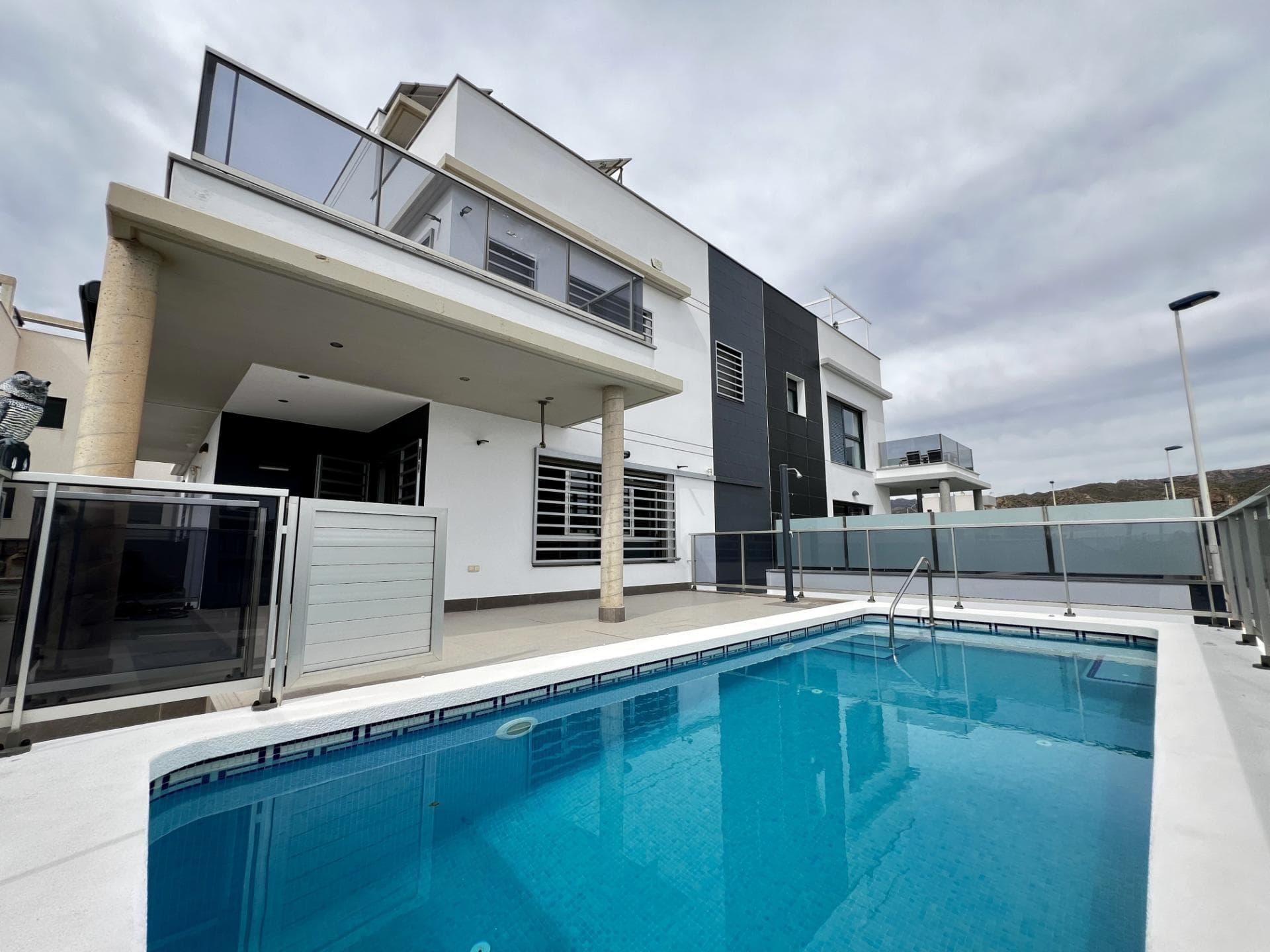 Villa de lujo de 4 dormitorios con piscina privada, a pasos de la playa Ubicada en una ubicación privilegiada en la costa, esta exquisita villa de 4 dormitorios ofrece la combinación perfecta de lujo, comodidad y conveniencia. A un tiro de piedra de la playa, la propiedad cuenta con impresionantes vistas al mar y un ambiente sereno, lo que la convierte en el refugio ideal para quienes buscan una escapada tranquila. Características de la propiedad: 4 habitaciones espaciosas: elegantemente diseñadas con lujosos muebles y abundante luz natural. Piscina privada: una piscina de agua cristalina rodeada de una terraza bañada por el sol, perfecta para relajarse. Sala de estar y comedor de planta abierta: elegantemente amueblada con grandes ventanales que ofrecen una vida interior y exterior perfecta. Cocina moderna: completamente equipada con electrodomésticos de alta gama y elegantes encimeras. Jardín exuberante y salón al aire libre: un espacio bellamente ajardinado con áreas de estar a la sombra e instalaciones para barbacoa. Ubicación privilegiada: a solo unos pasos de la playa prístina, que ofrece fácil acceso a tiendas, restaurantes y entretenimiento locales. Esta villa es una joya rara, perfecta para una lujosa casa de vacaciones, una residencia permanente o una lucrativa inversión de alquiler.