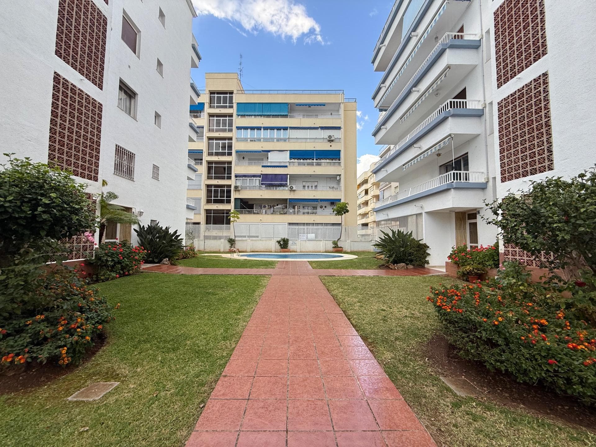 Este espacioso apartamento de 72 m², ubicado a tan solo 100 metros de la playa, representa una oportunidad única para quienes desean crear el hogar de sus sueños o realizar una inversión de alto potencial en la Costa del Sol. Con una distribución excelente y una ubicación privilegiada, la propiedad es ideal para renovar y añadir valor, personalizándola según tus gustos y necesidades. La vivienda cuenta con dos dormitorios de buen tamaño, un baño completo, un amplio salón, cocina independiente con lavadero y una gran terraza privada desde la cual disfrutar del clima mediterráneo y la brisa marina. Su orientación sureste garantiza una excelente entrada de luz natural durante todo el día, aportando luminosidad y calidez a cada rincón. Situado en una urbanización cuidada y tranquila, el complejo ofrece zonas ajardinadas, piscinas comunitarias y plaza de garaje privada, añadiendo comodidad y valor añadido a tu inversión. Tanto si buscas una residencia vacacional, un hogar permanente o una propiedad para alquilar, este apartamento es una opción sólida con un gran margen de revalorización. Además, para facilitarte todo el proceso, nuestra empresa hermana se especializa en reformas integrales y diseño de interiores. Desde la redistribución de espacios hasta los acabados más sofisticados, te ayudarán a transformar esta propiedad en un espacio moderno y elegante, adaptado a tu estilo de vida o al mercado de alquiler. No dejes pasar esta excelente oportunidad de invertir junto al mar en una propiedad con un potencial increíble.