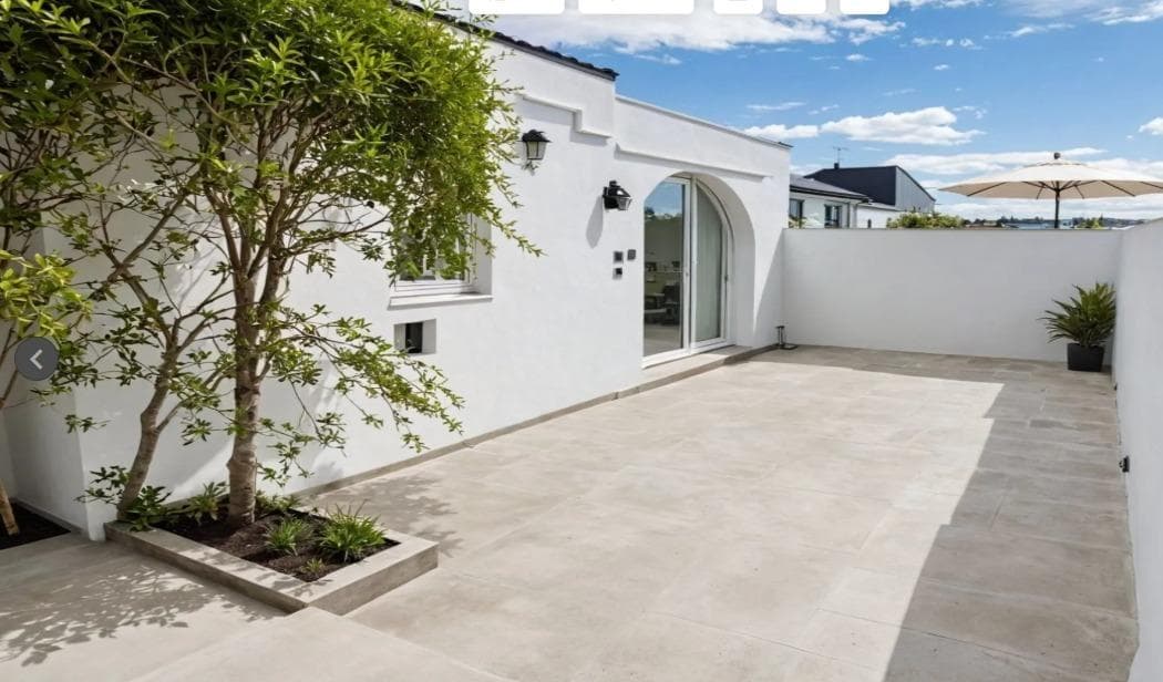 Nos complace presentarles esta fantástica casa adosada, ubicada en la tranquila y codiciada zona de Bolnuevo, Puerto de Mazarrón. Perfectamente situada a tan solo 700 metros de la playa, esta propiedad ofrece el entorno ideal para una residencia permanente en la costa o un refugio vacacional soleado. Con una superficie construida de 83 m², esta casa cuenta con dos amplias habitaciones dobles y dos baños completos, todos en excelente estado y listos para entrar a vivir. Lo que realmente distingue a esta propiedad son sus acogedores espacios exteriores. La piscina privada es perfecta para refrescarse en los cálidos días de verano o para celebrar reuniones inolvidables con familiares y amigos. Una encantadora terraza acristalada ofrece un espacio luminoso y versátil para disfrutar durante todo el año, mientras que la zona de barbacoa le permite disfrutar de comidas al aire libre a un paso de su casa. Situada en una parcela privada, esta casa adosada está rodeada de un jardín con gran potencial, que ofrece un entorno tranquilo y mayor privacidad para su confort. Este encantador chalet también incluye: aire acondicionado y calefacción (unidades split), armarios empotrados, despensa y trastero, accesibilidad para personas con movilidad reducida y aparcamiento privado. Se vende parcialmente amueblado, listo para entrar a vivir. Sin gastos de comunidad, esta vivienda de fácil mantenimiento y gran confort es ideal para vivir todo el año o para unas vacaciones sin preocupaciones. Bolnuevo se encuentra en una de las zonas más exclusivas y prometedoras de Mazarrón. Bolnuevo es conocido por su ambiente relajado, su belleza natural y su proximidad a todos los servicios. Desde tranquilas playas y paisajes espectaculares hasta tiendas, restaurantes y opciones de ocio, todo lo que necesita está a pocos minutos. Su hogar mediterráneo le espera. No pierda la oportunidad de tener una vivienda en una de las zonas más cotizadas de la Costa Cálida. Tanto si busca tranquilidad, sol o una inversión inteligente, esta propiedad lo tiene todo.