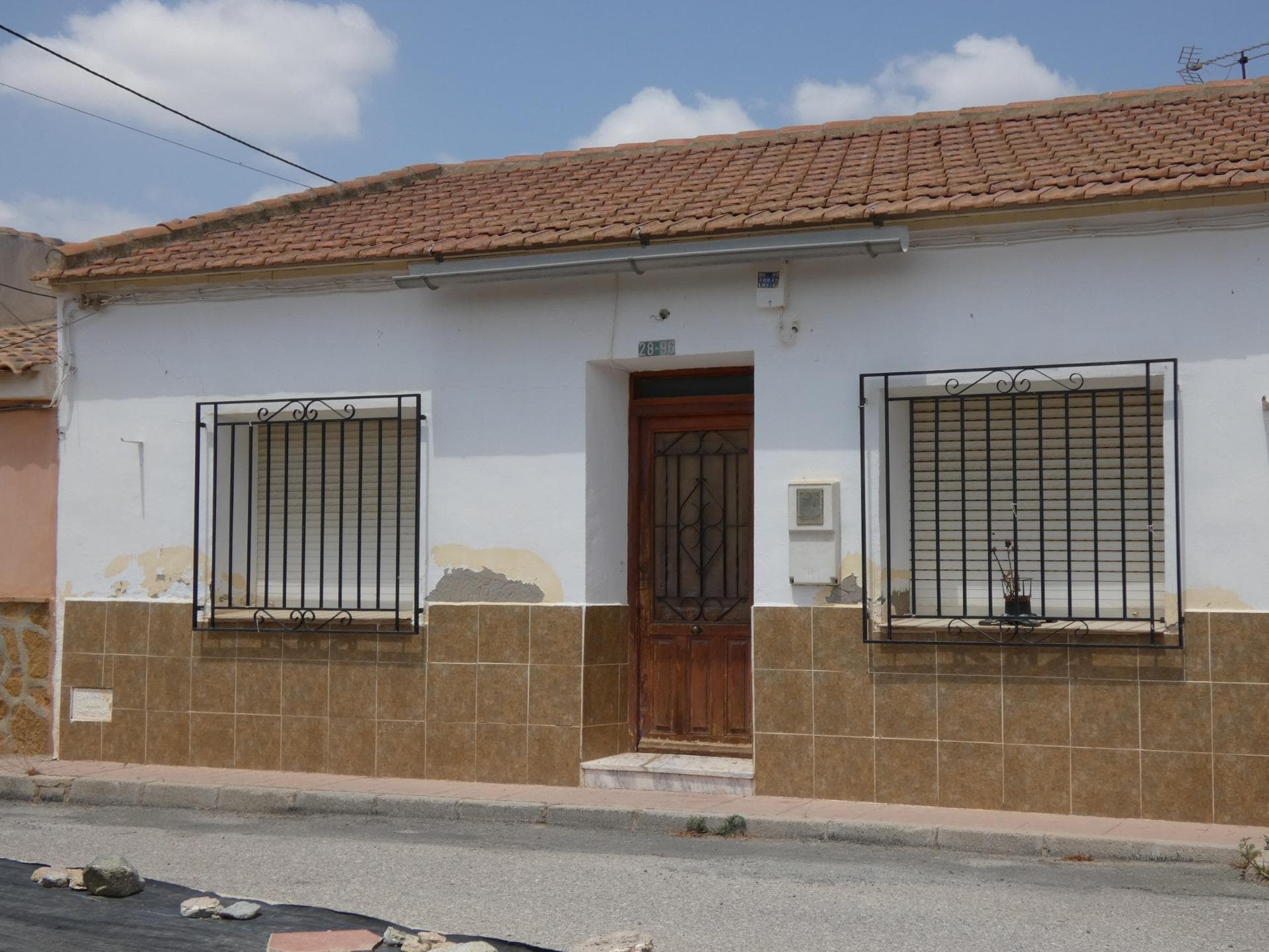 Located in a peaceful hamlet within the picturesque region of Alhama de Murcia, this charming home offers the perfect blend of traditional character and comfortable living. With 121 m² of living space, the property features three spacious bedrooms, a bright and airy bathroom, and a generous kitchen that opens onto a private courtyard — an ideal space for relaxing, dining, or enjoying the warm Murcian sunshine. The home also includes a garage, providing secure parking and extra storage, and is surrounded by beautiful natural landscapes and welcoming neighbours, creating a truly tranquil and community-oriented atmosphere. Despite its quiet setting, the property is conveniently located just 20 minutes from Covera International Airport, 30 minutes from the sandy beaches of Mazarrón Bay, and only 20 minutes from the vibrant city of Murcia. Whether you're looking for a permanent residence, a peaceful retreat, or a holiday getaway with excellent connections, this home is a wonderful opportunity in one of southern Spain’s most attractive areas.