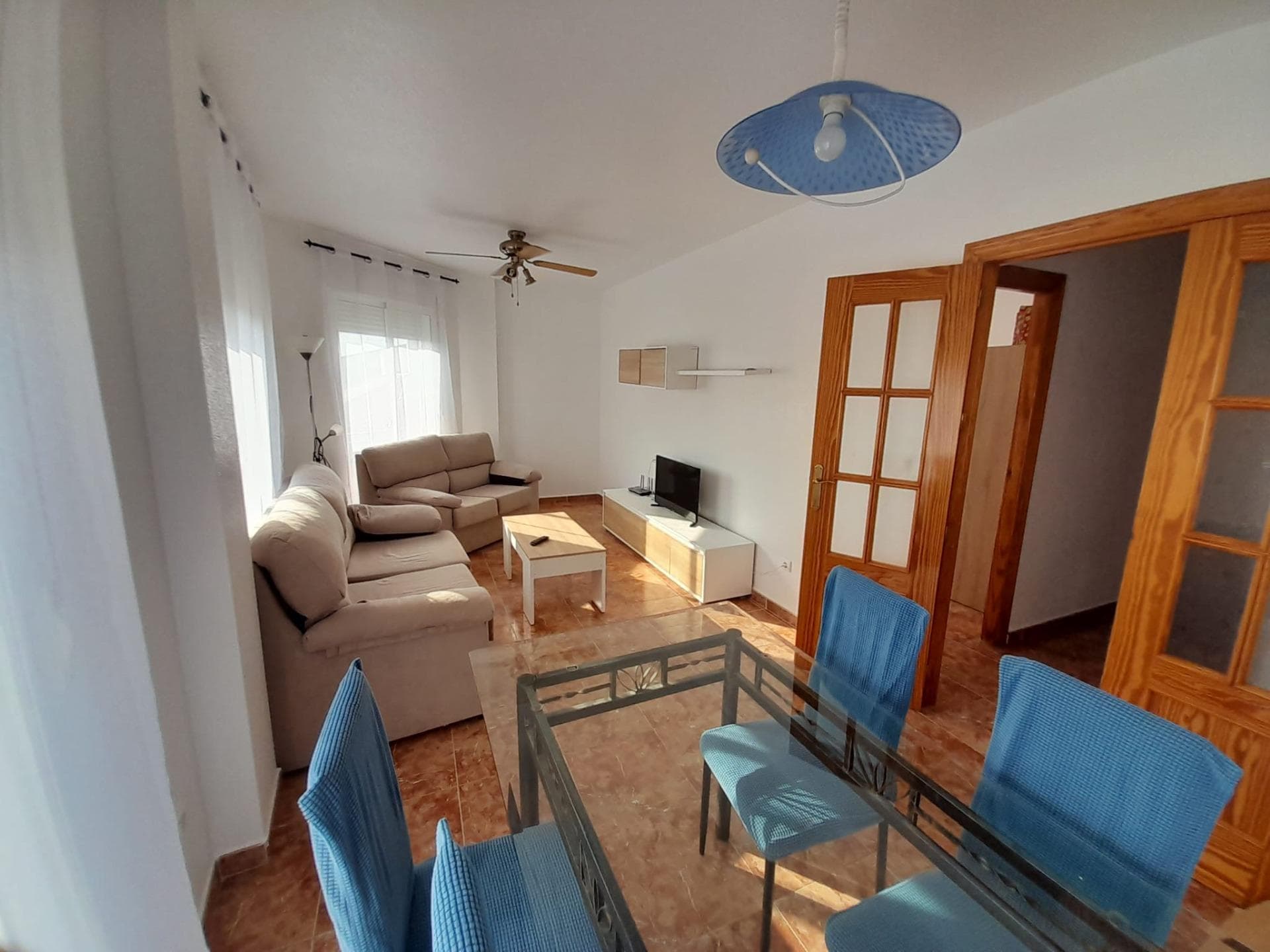 ¡Oportunidad en venta! Piso de 85 m² en zona costa Murcia Ubicación: A 1 km del mar, en zona residencial con todas las comodidades al alcance, ocio a solo 5 min andando. Características destacadas: Superficie: 85 m² en estado impecable, ideal para entrar a vivir. Tres habitaciones dobles, perfectas para familia o invitados. Dos baños completos + dos aseos, máxima comodidad. Seis balcones, con vistas periféricas al barrio y excelente ventilación. Salón-comedor muy luminoso: luz natural todo el día. Incluye mobiliario completo y electrodomésticos, listo para vivir. Edificio con ascensor y terraza comunitaria. Ideal para quienes buscan confort, luminosidad y cercanía al mar.