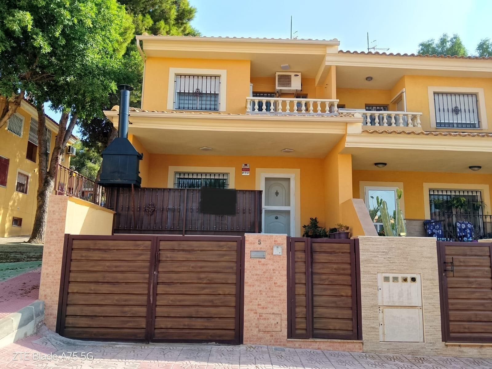 For Sale: Stunning Fully Renovated Duplex in La Cumbre – Just 5 Minutes from the Beach This incredible 100 m² duplex is located in the exclusive La Cumbre area and has been completely renovated. It features 4 bright bedrooms ranging from 8 to 12 m², a spacious 54 m² garage, two sunny terraces, and air conditioning throughout. Located in a non-flood zone and just 5 minutes from the beach, this property offers the perfect mix of comfort, space, and location — ideal as a family home or holiday getaway.