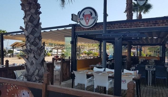 Restaurant and Bar for Sale: Rock 'n Grill, Puerto de Mazarrón. An exceptional opportunity to acquire an established, full-service restaurant and bar located in one of Puerto de Mazarrón's most prime locations. Rock 'n Grill (formerly Gula Gula) occupies a prime location on the Paseo de la Sal - Paseo de la Marina, overlooking the marina and the mountains. The property is perfectly located in the heart of the port, just steps from the center, nightlife, shops and the waterfront. The Facilities include: Indoor dining room with elegant decor and a welcoming atmosphere. All-weather covered terrace. Large open terrace next to the waterfront, ideal for people-watching and with great visibility. Well-equipped kitchen with industrial appliances. Fully operational bar, service counters, refrigeration, etc. Good Capacity: indoor dining room and large outdoor terraces can accommodate up to 170 people. Other highlights: Steady flow of visitors year-round, with a significant increase in summer due to tourists and seasonal residents. Great potential to expand the menu, opening hours and possibly host events or live shows to generate more revenue. The outdoor terraces are very attractive, especially in this location. Fabulous visibility, views and ambiance are of utmost importance.