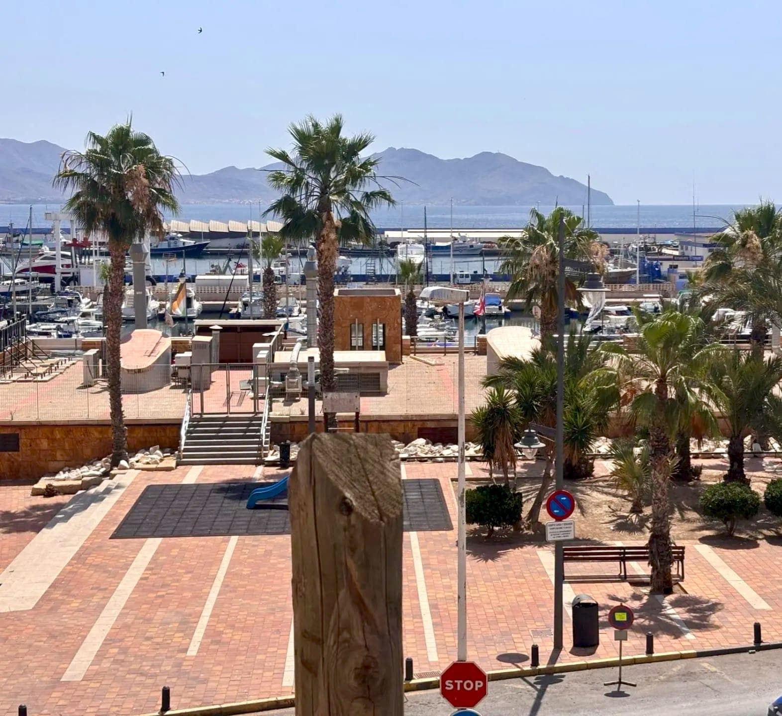 Precioso apartamento de 2 dormitorios y 2 baños con vistas al puerto – Puerto de Mazarrón Este impresionante apartamento ofrece la combinación perfecta de comodidad, estilo y ubicación. Situado en pleno Puerto de Mazarrón, cuenta con impresionantes vistas al puerto y se encuentra a pocos pasos de la playa, el puerto deportivo, tiendas y restaurantes. La propiedad cuenta con dos dormitorios (uno con baño en suite), dos modernos baños y un luminoso salón-comedor de planta abierta con acceso a una terraza privada, ideal para relajarse. La cocina está totalmente equipada con electrodomésticos de alta calidad y se vende parcialmente amueblada. En excelentes condiciones, este apartamento está listo para entrar a vivir y sería una magnífica vivienda permanente, una escapada vacacional o una inversión para alquilar. Características principales: 2 dormitorios, 2 baños (uno en suite) Terraza/balcón privado Vistas al puerto Luminoso y moderno espacio diáfano Excelente estado – listo para entrar a vivir Cerca de playas, puerto deportivo y servicios