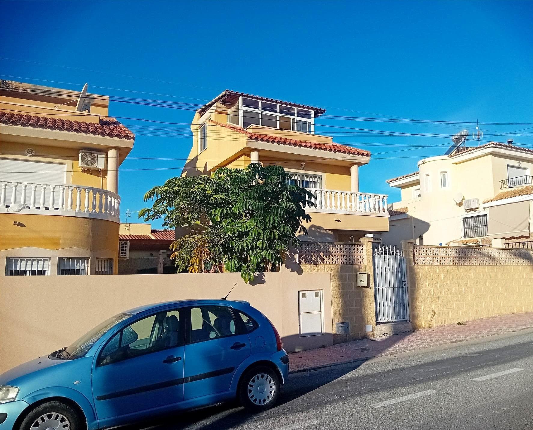 Encaramada con gracia sobre la costa en el encantador pueblo pesquero de Bolnuevo, esta casa adosada elevada captura la esencia misma de la vida mediterránea. Con impresionantes vistas al mar y a la montaña, piscina privada en forma de L y soleadas terrazas, es una casa diseñada para disfrutar de la vida al aire libre durante todo el año. Distribuida en tres amplias plantas, la propiedad cuenta con cuatro dormitorios y dos baños, combinando comodidad y carácter con un potencial ilimitado. Su posición elevada garantiza la entrada de luz natural a raudales por toda la casa, desde el suave resplandor de la mañana hasta la cálida luz del atardecer. Las terrazas invitan a relajarse, con sombra natural durante las comidas en verano y bañadas por el suave sol invernal para disfrutar de comidas y entretenimiento al aire libre durante todo el año. Hay amplio espacio para diseñar su propia cocina exterior o zona de barbacoa, creando una conexión fluida entre la casa, la terraza y la piscina. Imagine largos y relajados almuerzos con la brisa marina, baños al atardecer bajo el cielo crepuscular y una vista que siempre inspira. Ubicada en una popular calle a medio camino del "Beverly Hills de Bolnuevo", la casa ofrece una tranquila sensación de privacidad a la vez que se mantiene cerca de las doradas playas del pueblo, los encantadores bares de tapas y los pintorescos paseos costeros. A solo cinco minutos en coche se encuentra el vibrante Puerto de Mazarrón, donde el puerto deportivo rebosa vida, las boutiques bordean el paseo marítimo y se puede disfrutar de marisco fresco a la orilla del agua. Los aficionados al golf encontrarán varios campos de primera categoría a 15-25 minutos, incluyendo Camposol y Hacienda del Álamo Golf Resorts. El Aeropuerto Internacional de Murcia (Corvera) está a 40 minutos, mientras que el Aeropuerto de Alicante está a poco más de una hora. Excelentes conexiones de transporte a través de la autopista AP-7 conectan Bolnuevo fácilmente con la ciudad de Murcia y Cartagena. Ya sea como vivienda familiar, como refugio vacacional o como inversión en la vida costera, esta propiedad encarna todo lo que hace tan especial la costa murciana: la luz, la tranquilidad y el ritmo atemporal de la vida junto al mar.