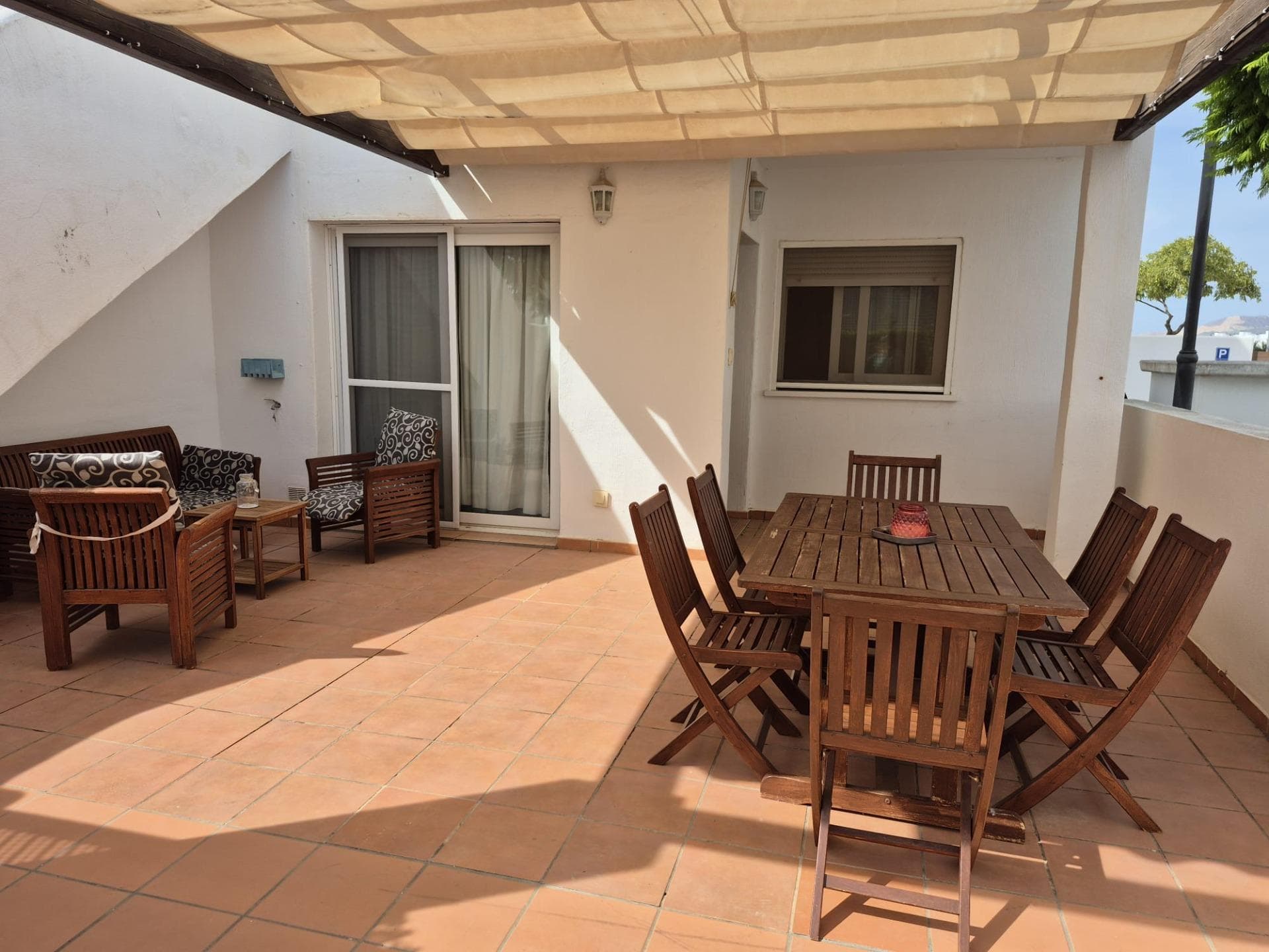 Apartamento en planta baja, completamente amueblado, de 3 dormitorios y 1 baño en venta. La vivienda cuenta con: 3 dormitorios y 1 baño. Un luminoso salón-comedor de planta abierta. Una cocina totalmente equipada. Una amplia zona de estar exterior. Aparcamiento. Ubicado en una zona tranquila pero cerca de todos los servicios: tiendas, restaurantes, campos de golf y playas a solo unos minutos en coche. Ideal como primera residencia, segunda residencia o inversión. Imagine sus mañanas disfrutando de las vistas y los maravillosos amaneceres y atardeceres con una copa de vino o un café en su jardín privado. ¡No pierda esta oportunidad! Contáctenos hoy mismo para más información o para programar una visita. Descubra este precioso apartamento con su propio jardín, perfecto para relajarse, disfrutar del sol y pasar tiempo con amigos y familiares. Condado de Alhama Golf Resort es uno de los complejos residenciales más populares de la Región de Murcia, que ofrece una combinación inigualable de naturaleza, seguridad y ocio. Rodeado de montañas y naturaleza, es el lugar ideal para amantes del golf, familias y quienes buscan tranquilidad y un estilo de vida mediterráneo. El resort cuenta con un prestigioso campo de golf de 18 hoyos diseñado por Jack Nicklaus, que ofrece una experiencia de golf de primera clase. Residentes y visitantes disfrutan de múltiples servicios, como varias piscinas comunitarias, jardines, parques infantiles, pistas deportivas (fútbol, ​​tenis, pádel y baloncesto), así como rutas de senderismo y ciclismo. En el corazón del resort se encuentra el Centro Comercial Al-Kasar, que alberga restaurantes, cafeterías, un gran supermercado, bares, un salón de belleza y otros servicios esenciales, creando un ambiente animado y acogedor durante todo el año. Condado de Alhama goza de una excelente ubicación, a solo 25 minutos de las playas de Mazarrón y a 20 minutos de la ciudad de Alhama de Murcia. Los aeropuertos de Murcia (RMU) y Alicante (ALC) son fácilmente accesibles. Ya sea que busque una casa de vacaciones, una residencia permanente o una inversión, Condado de Alhama Golf Resort le ofrece un entorno seguro y familiar con todo lo necesario para disfrutar del estilo de vida mediterráneo perfecto. Además, se encuentra dentro de una comunidad cerrada con seguridad las 24 horas. ¡No pierda esta oportunidad! Contáctenos hoy mismo para obtener más información o programar una visita.