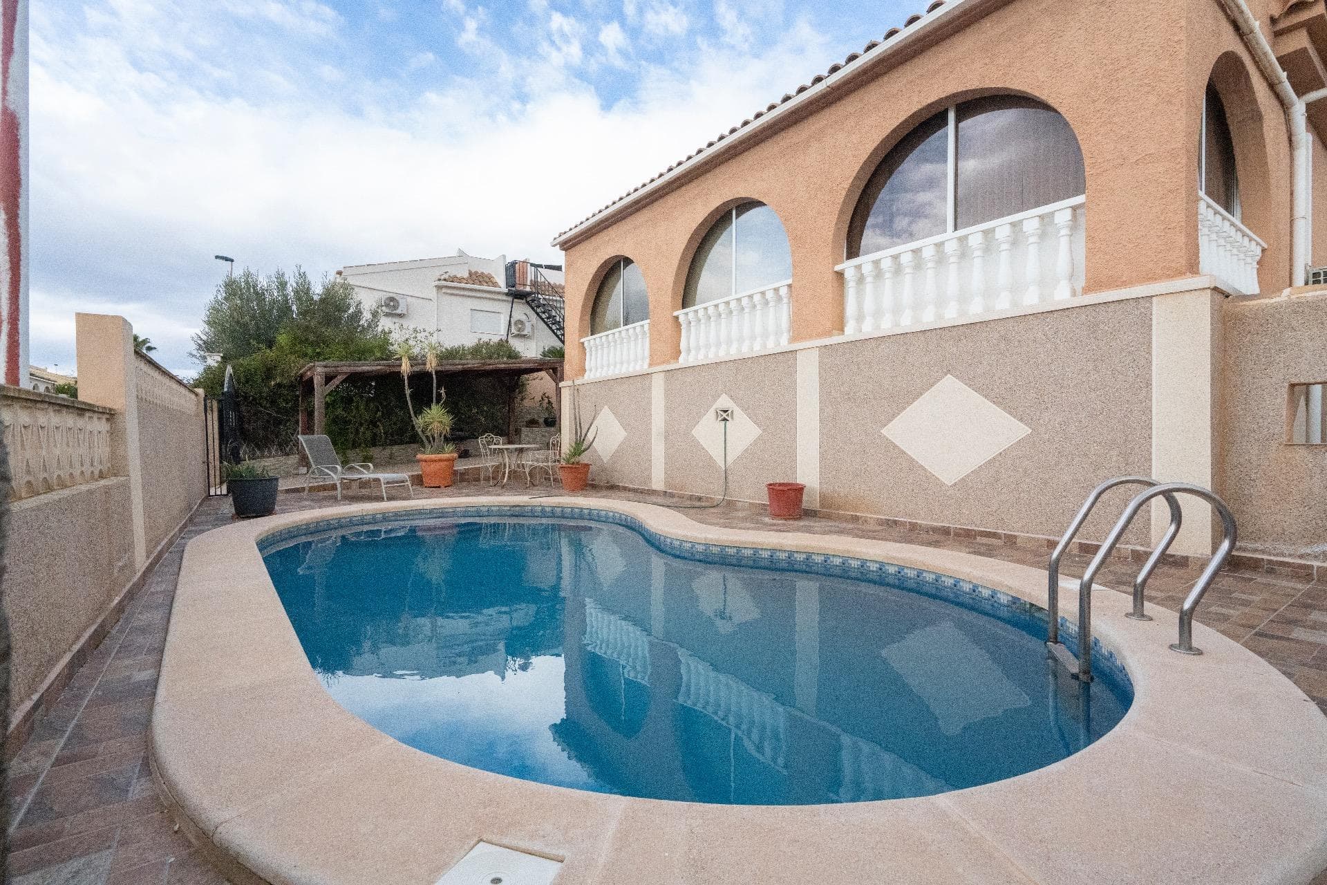 Luminosa y luminosa villa Fortuna de 2 dormitorios con piscina y vistas a la montaña – Sector D, Camposol Ubicada en el popular Sector D de Camposol, Mazarrón, esta luminosa villa de 2 dormitorios y 1 baño está lista para personalizarse a su gusto. La propiedad ofrece un salón-comedor de planta abierta, creando un espacio cómodo y acogedor para relajarse o entretenerse. La amplia cocina ofrece un espacio perfecto para personalizarla. Ambos dormitorios son espaciosos y el baño ha sido renovado. Ubicada en una amplia parcela de aproximadamente 400 m², el jardín está amurallado y es privado, ofreciendo amplio espacio al aire libre. Una espectacular piscina y una zona de barbacoa la hacen ideal para recibir invitados o disfrutar de tranquilas tardes bajo las estrellas, con preciosas vistas a las montañas circundantes. Camposol es una comunidad consolidada y vibrante con excelentes servicios. Hay dos centros comerciales con una amplia gama de bares, restaurantes y cafeterías que sirven cocina internacional y española, además de tiendas, supermercados, farmacias, bancos, servicios médicos y mucho más. La zona también ofrece clubes y actividades para todas las edades, un mercado semanal, grupos sociales activos y eventos comunitarios. Las opciones al aire libre y recreativas incluyen un campo de golf de 18 hoyos con casa club y restaurante, zonas deportivas y espacios comunitarios, lo que hace de Camposol un lugar ideal tanto para familias, jubilados como para residentes. A poca distancia en coche de Camposol se encuentra la localidad costera de Puerto de Mazarrón, conocida por su puerto deportivo, sus extensas playas de arena y su rica oferta gastronómica, repleta de marisquerías, bares de tapas y restaurantes frente al mar. Las doradas playas de Mazarrón y Bolnuevo también son fácilmente accesibles para disfrutar de días junto al mar. Esta villa Fortuna presenta una fantástica oportunidad para crear su hogar español ideal o su refugio vacacional en una de las zonas más codiciadas de Camposol.