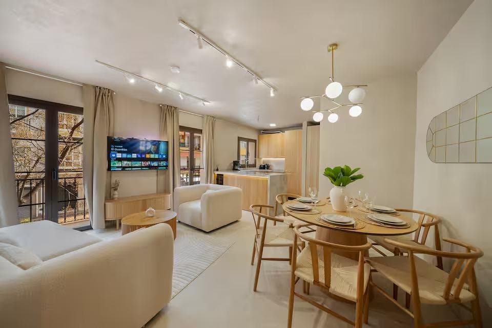 Disfrute del encanto auténtico de Marbella en este magnífico apartamento de 3 dormitorios, situado en pleno corazón del histórico Casco Antiguo. Al cruzar la puerta, se encontrará directamente en las vibrantes calles empedradas, rodeado de excelentes restaurantes, tiendas boutique y tradicionales bares de tapas. En los meses de mayor actividad, como vivienda de alquiler, puede generar ingresos de entre 8.000 y 10.000 € al mes. Alojamiento de Primera Clase: Dormitorio 1: Cama de matrimonio King-size (180 cm), balcón privado y Smart TV con Netflix. Dormitorio 2: Cama de matrimonio King-size (180 cm), balcón privado y Smart TV con Netflix. Dormitorio 3: Confortable cama doble (140 cm), balcón privado y Smart TV con Netflix. Comodidades Modernas: Cocina contemporánea totalmente equipada con placa de inducción, horno, lavavajillas y frigorífico de tamaño completo. Baño de Lujo: Un baño moderno que destaca por su espaciosa ducha doble. Toallas de alta calidad incluidas para su estancia. Conectividad y Aparcamiento: Conexión Wi-Fi de alta velocidad en todo el alojamiento. Aparcamiento público gratuito en la calle disponible en las inmediaciones y un cómodo garaje de pago justo enfrente.