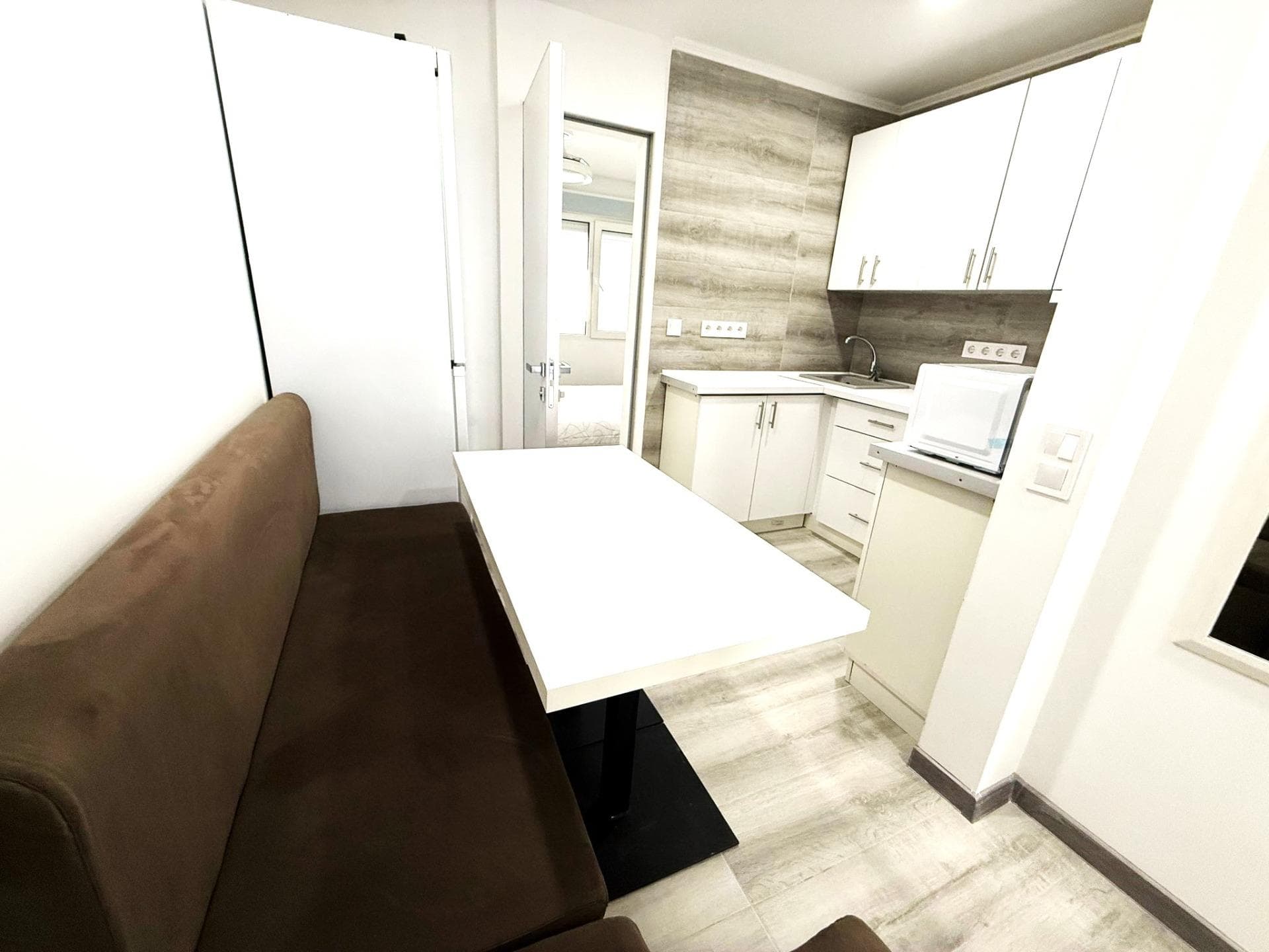 Esta satisfacción activos situados en Torrevieja cerca de todas las instalaciones y la máxima crítica a la playa. Se distribuye en 2 plantas. En la primera planta se encuentra la terraza del activo, en la parte derecha la vivienda con la cocina, el dormitorio con acceso a la terraza y el aseo totalmente equipado y moderno. Todas las viviendas disponen de aire acondicionado, mobiliario y decoración nuevos. Una vez que entramos en la siguiente planta, nos encontramos con una espaciosa vivienda con acceso a la terraza. Es interesante destacar que hay otro colchón escondido dentro de la vivienda. La cocina totalmente preparada se adjunta a la vivienda-place.The aseo es nuevo y contemporáneo-day.There es la habitación de dos camas que es vibrante y espacioso. Los activos tiene mayor área en la que podría garaje sus artículos privados, La vivienda tiene una licencia turística debido a esto que puede ser alquilado y obtener beneficios. SITUACIÓN: Torrevieja se encuentra en la provincia de Alicante (Costa Blanca). Es famosa por su clima mediterráneo y su costa. No podemos olvidar sus paseos marítimos donde podemos encontrar algunos restaurantes a lo largo de las playas de arena fina. Además, cuenta con excelentes playas como la Playa de los Náufragos, la Playa de los Locos y la Playa de la Mata. Por lo tanto, se considera una localidad turística destacable donde el medio ambiente ocupa un lugar importante como reclamo turístico. Además, podemos encontrar numerosos centros comerciales (Habaneras, La Zenia Boulevard), campos de golf, centros deportivos, hospitales (como el Hospital Universitario de Torrevieja) y aeropuertos como el Aeropuerto de Alicante (a 35 km) y el Aeropuerto Internacional de la Región de Murcia (a 43 km).  DISTANCIA A LA PLAYA:300M DISTANCIA A LOS SERVICIOS:50M GASTOS IBI: GASTOS DE COMUNIDAD: