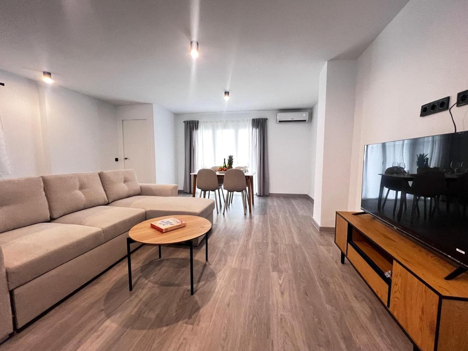 Spectacular luxury flat in one of the most desirable areas of Torrevieja. It is only 80 metres from the famous Playa del Cura beach. This property stands out for its spaciousness, luminosity and excellent state of conservation, ideal as a permanent residence, holiday home or profitable investment. The flat has a total area of 100 m² distributed in a comfortable and functional way. It has three large bedrooms, two modern bathrooms, a spacious living room perfect for everyday comfort and a large terrace that invites you to enjoy the outdoors. The fully equipped, contemporary style kitchen adds an elegant and practical touch to this property. The location is simply unbeatable: in the heart of Torrevieja, surrounded by restaurants, shops, supermarkets and leisure areas, with all services at hand the sea just a few steps away. Don't miss this unique opportunity to live or invest in one of the most attractive enclaves on the Costa Blanca. LOCATION: Torrevieja is in the province of Alicante (Costa Blanca). It is famous for its Mediterranean climate and its coast. We cannot forget its promenades where we can find some restaurants along the fine sandy beaches. It also has many excellent beaches such as Playa de los Náufragos (2 km away), Playa de los Locos (2 km away) and Playa de la Mata (4 km away). Therefore, it is considered a remarkable tourist town where the environment takes an important place as an important tourist attraction. In addition, we can find many shopping centres (Habaneras, La Zenia Boulevard), golf courses, sport centres, hospitals (such as Hospital Universitario de Torrevieja) and airports such as Alicante Airport (35 km away) and Region of Murcia International Airport (43 km away). DISTANCE TO THE SEA: 80m COMUNITY: 250 €. IBI: 180 €. Should you have any question do not hesitate to contact us!