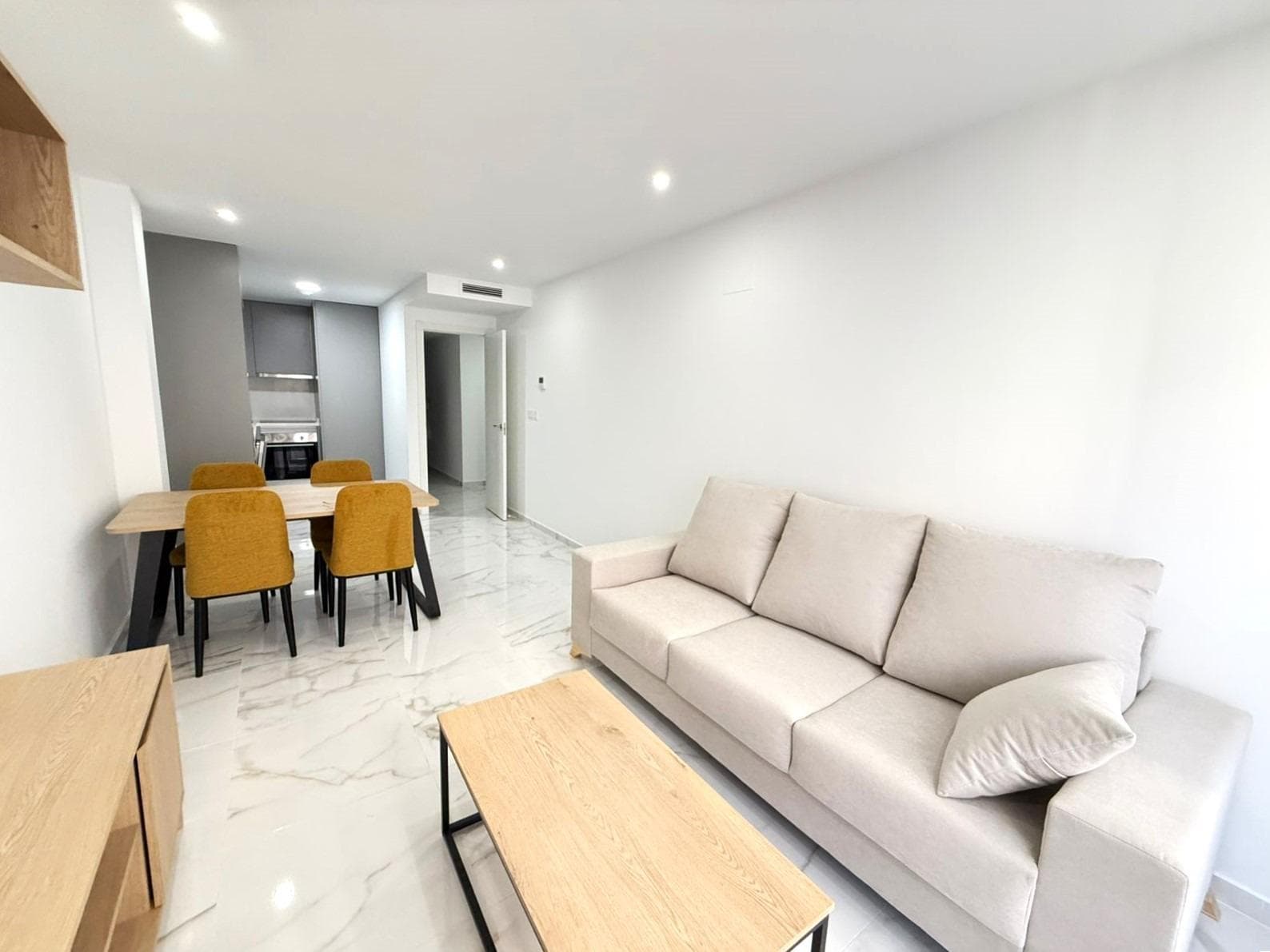 Moderno piso de 2 dormitorios con balcón, sauna y zona barbacoa en Torrevieja Este moderno apartamento de obra nueva, ubicado en la primera planta de un edificio contemporáneo, está listo para entrar a vivir. Con un diseño funcional y elegante, cuenta con 2 dormitorios amplios y 2 baños completos, pensados para ofrecer confort y privacidad. La zona de día se compone de un salón luminoso con acceso directo a un agradable balcón, perfecto para tomar el aire o disfrutar de una taza de café. La cocina, integrada y moderna, se conecta con el espacio principal, creando un ambiente cómodo y práctico. Además, el apartamento dispone de un patio interior que aporta luz natural y ventilación adicional. Entre sus detalles de calidad, destaca la calefacción por suelo radiante, que ofrece una temperatura agradable durante todo el año. Pero lo que realmente hace especial a este apartamento son las zonas comunes: en la última planta del edificio se encuentra una exclusiva zona de bienestar con sauna y un área de barbacoa, ideal para relajarse o compartir momentos con amigos y familia. UBICACIÓN: Torrevieja se encuentra en la provincia de Alicante (Costa Blanca). Es famosa por su clima mediterráneo y su costa. No podemos olvidar sus paseos marítimos donde podemos encontrar algunos restaurantes a lo largo de las playas de arena fina. Además, cuenta con excelentes playas como la Playa de los Náufragos, la Playa de los Locos y la Playa de la Mata. Por lo tanto, se considera una localidad turística destacable donde el medio ambiente ocupa un lugar importante como reclamo turístico. Además, podemos encontrar numerosos centros comerciales (Habaneras, La Zenia Boulevard), campos de golf, centros deportivos, hospitales (como el Hospital Universitario de Torrevieja) y aeropuertos como el Aeropuerto de Alicante (a 35 km) y el Aeropuerto Internacional de la Región de Murcia (a 43 km). DISTANCIA AL MAR: 1000m Si tiene alguna pregunta, no dude en ponerse en contacto con nosotros!