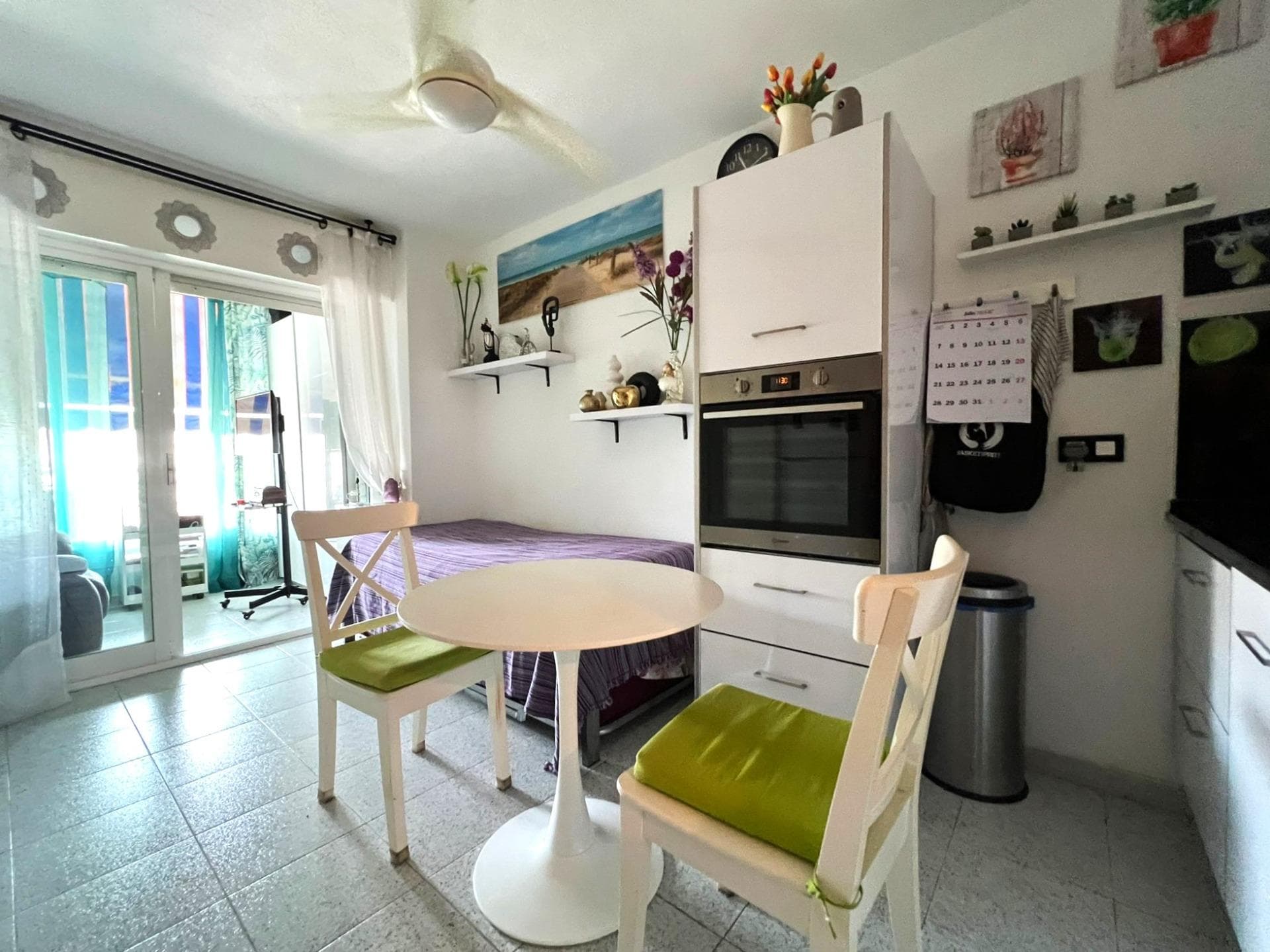 Confortable estudio con piscina comunitaria en Torrevieja  Ubicado en una zona tranquila, este espacio ha sido cuidadosamente diseñado para aprovechar cada rincón al máximo. Al entrar, encontramos una cocina totalmente equipada. El salon-comedor cuenta con muchos espacios de almacenamiento. El estudio cuenta con un baño completo y funcional, ideal para el día a día. También el edificio dispone de ascensor y piscina comunitaria. Este estudio es ideal para vivir y disfrutar de una vida práctica, cómoda y con mucho encanto. UBICACIÓN: Torrevieja se encuentra en la provincia de Alicante (Costa Blanca). Es famosa por su clima mediterráneo y su costa. No podemos olvidar sus paseos marítimos donde podemos encontrar algunos restaurantes a lo largo de las playas de arena fina. Además, cuenta con excelentes playas como la Playa de los Náufragos, la Playa de los Locos y la Playa de la Mata. Por lo tanto, se considera una localidad turística destacable donde el medio ambiente ocupa un lugar importante como reclamo turístico. Además, podemos encontrar numerosos centros comerciales (Habaneras, La Zenia Boulevard), campos de golf, centros deportivos, hospitales (como el Hospital Universitario de Torrevieja) y aeropuertos como el Aeropuerto de Alicante (a 35 km) y el Aeropuerto Internacional de la Región de Murcia (a 43 km). DISTANCIA AL MAR: 1200m COMUNIDAD: 258 € IBI: 158 € Si tiene alguna pregunta, no dude en ponerse en contacto con nosotros!