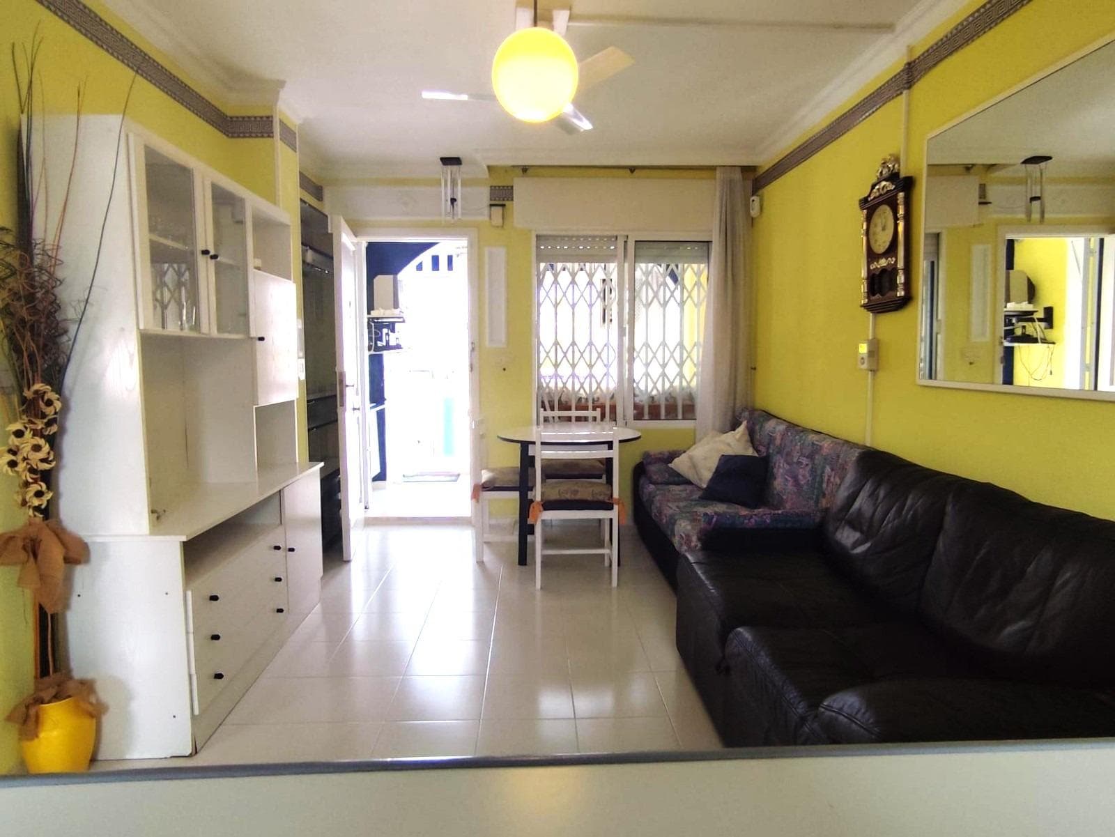 Maravilloso bungalow de 1 dormitorio con solarium y piscina en Los Balcones En una tranquila zona residencial, rodeado de calma y buen clima, se encuentra un encantador bungalow que invita al descanso desde el primer momento. La vivienda, luminosa y acogedora, cuenta con un dormitorio y un baño privado. Uno de sus rincones más especiales se encuentra en el solárium, donde una pequeña casita de madera se alza como un refugio personal. Allí, el tiempo parece detenerse: ya sea para leer, contemplar las vistas o simplemente desconectar del mundo, este espacio elevado se convierte en el corazón del hogar. En el exterior, la zona de barbacoa promete tardes inolvidables en compañía de familiares y amigos. Formando parte de un complejo residencial cuidado y agradable, el bungalow tiene acceso a varias piscinas comunitarias, perfectas para refrescarse, nadar o relajarse al sol. La ubicación es ideal: tranquila, pero con todos los servicios al alcance. UBICACIÓN: Los Balcones se localiza en Torrevieja (Alicante), en la Costa Blanca. Esta zona es conocida por su clima y su costa típicamente mediterráneos. Cabe destacar sus paseos marítimos con varios locales a lo largo de sus playas de arena fina, entre las que destacan la Playa de los Náufragos. Además, podemos encontrar varios centros comerciales como el de Habaneras (a 6 km) o La Zenia Boulevard (a 9 km), campos de golf, centros deportivos, hospitales como el Hospital Universitario de Torrevieja (a 800 m) y aeropuertos como el de Alicante (a 35 km) y el Aeropuerto internacional de la Región de Murcia (a 43 km). COMUNIDAD: 336 € IBI: 170 € Si tiene alguna pregunta, no dude en ponerse en contacto con nosotros!