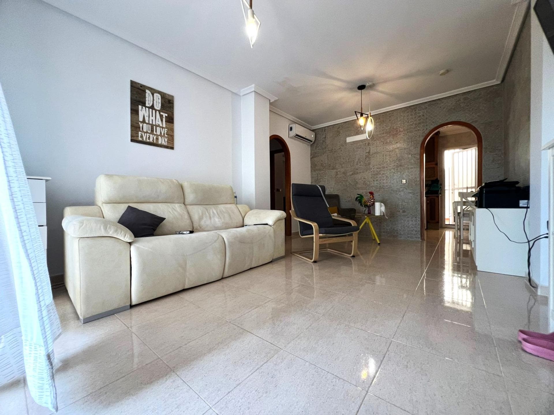 Maravilloso apartmento entreplanta de 2 dormitorios con patio, terraza y piscina en Los Dolses  En una tranquila urbanización, encontramos este encantador apartamento en entreplanta que combina comodidad, espacio exterior y una reforma reciente que realza cada rincón. Al llegar, nos recibe un jardín privado de 37 m², perfecto para disfrutar del aire libre. Unos pocos escalones nos conducen a una acogedora terraza de 10 m². Desde aquí, accedemos a la vivienda, donde nos espera un luminoso y amplio salón-comedor, totalmente reformado, que invita a compartir momentos en un ambiente moderno y funcional. La propiedad cuenta con dos dormitorios espaciosos, un cuarto de baño equipado con bañera y una cocina independiente que sorprende con su acceso directo a un gran patio trasero de 50 m², un espacio versátil para disfrutar de comidas al aire libre o simplemente relajarse. A tan solo cinco minutos a pie se encuentra la piscina comunitaria, un lugar perfecto para refrescarse en los días de verano. Además, la urbanización dispone de parking comunitario, garantizando comodidad y seguridad para el vehículo. Este bungalow es una oportunidad única para quienes buscan una vivienda reformada, con amplias zonas exteriores y en un entorno tranquilo pero bien comunicado. UBICACIÓN: Los Dolses se encuentra en una exclusiva zona residencial del sur de la Costa Blanca, bellamente diseñada en torno a varios campos de golf bien establecidos, uno de los cuales es uno de los más emblemáticos de España. La urbanización cuenta con agradables plazas, centros comerciales y restaurantes donde podrá disfrutar de una amplia variedad gastronómica. La playa está a sólo 10 minutos. Cabo Roig y Playa Flamenca ofrecen playas de bandera azul, arena dorada y aguas cristalinas. El hospital más cercano es el Hospital Universitario de Torrevieja (a 4 km), y el Hospital Quirónsalud Torrevieja se encuentra a pocos minutos. La ciudad también cuenta con aeropuertos como el Aeropuerto Internacional de la Región de Murcia (a 35 km) y el Aeropuerto de Alicante (a 47 km). DISTANCIA AL MAR: 2500m COMUNIDAD: 300 € IBI: 247 € Si tiene alguna pregunta, no dude en ponerse en contacto con nosotros!