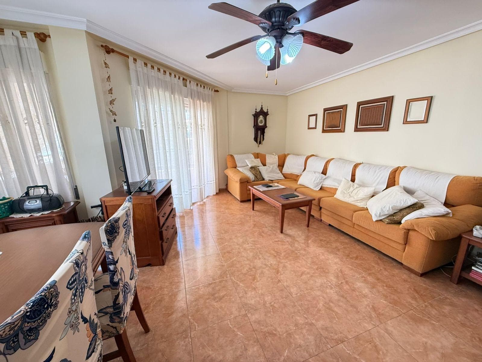 Spacious 3-bedroom apartment with terrace on the beachfront of Playa del Cura in Torrevieja This bright three-bedroom, two-bathroom apartment, one of which is en suite, is located in a quiet building just 100 metres from the sea. The living room opens onto a large terrace with spectacular sea views, making it the perfect spot for gatherings with friends, al fresco dining or simply relaxing as you gaze out at the blue horizon. The fully equipped kitchen has its own balcony. The three bedrooms are well laid out and receive plenty of natural light. The master bedroom, with en-suite bathroom, provides a touch of privacy and comfort. The second bathroom, fully equipped, serves the rest of the bedrooms and guests. This flat not only offers functional and modern spaces, but also the advantage of its privileged location: just a few steps from the beach, allowing you to enjoy the sea at any time of day without having to travel by car. IMPORTANT: There is wheelchair access. LOCATION: Torrevieja is in the province of Alicante (Costa Blanca). It is famous for its Mediterranean climate and its coast. We cannot forget its promenades where we can find some restaurants along the fine sandy beaches. It also has many excellent beaches such as Playa de los Náufragos, Playa de los Locos and Playa de la Mata. Therefore, it is considered a remarkable tourist town where the environment takes an important place as an important tourist attraction. In addition, we can find many shopping centres (Habaneras, La Zenia Boulevard), golf courses, sport centres, hospitals (such as Hospital Universitario de Torrevieja) and airports such as Alicante Airport (35 km away) and Region of Murcia International Airport (43 km away). DISTANCE TO THE SEA: 50m COMUNITY: 416 €. IBI: 375 €. Should you have any question do not hesitate to contact us!