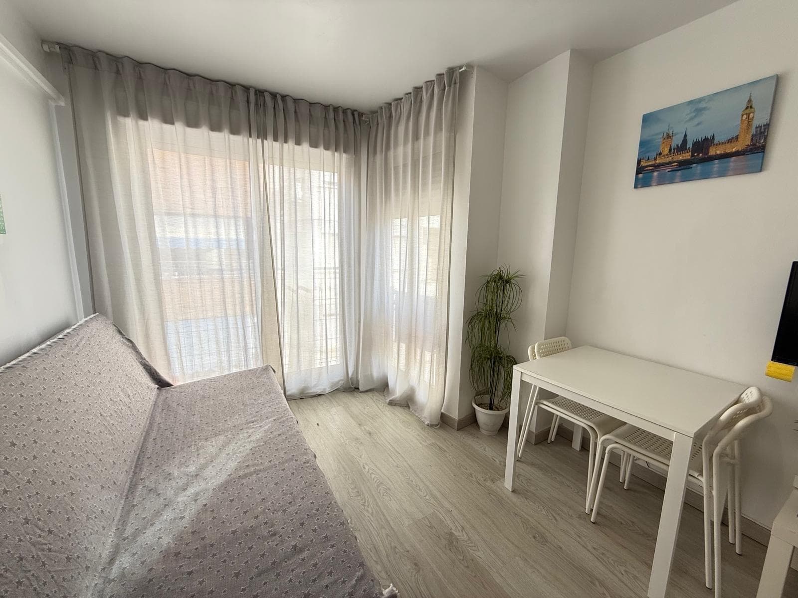 2 refurbished flats 200 metres from the beach in Torrevieja Each one has a bright bedroom, a modern bathroom, a spacious living room and a fully equipped kitchen, spread over 42 m² of carefully utilised space. The properties have been tastefully refurbished, offering a warm and functional atmosphere. From their windows you can enjoy a pleasant side view of the sea. Located on the third floor of a building without a lift, these properties stand out for their valid tourist licence, making them an excellent business opportunity. Currently, both flats are being rented out with great success, generating stable income and demonstrating their high profitability. LOCATION: Torrevieja is in the province of Alicante (Costa Blanca). It is famous for its Mediterranean climate and its coast. We cannot forget its promenades where we can find some restaurants along the fine sandy beaches. It also has many excellent beaches such as Playa de los Náufragos, Playa de los Locos and Playa de la Mata. Therefore, it is considered a remarkable tourist town where the environment takes an important place as an important tourist attraction. In addition, we can find many shopping centres (Habaneras, La Zenia Boulevard), golf courses, sport centres, hospitals (such as Hospital Universitario de Torrevieja) and airports such as Alicante Airport (35 km away) and Region of Murcia International Airport (43 km away). DISTANCE TO THE SEA: 200m COMUNITY: 360 €. IBI: 220 €. Should you have any question do not hesitate to contact us!