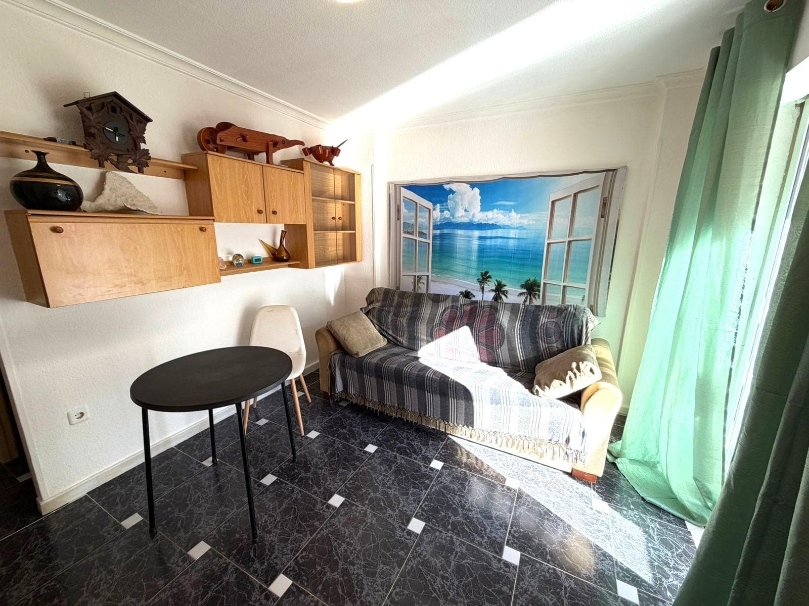 Уютная квартира с солярием, бассейном и садом в Ла Мата Расположенная на третьем этаже здания без лифта, она предлагает аутентичную прибрежную атмосферу с потрясающим видом на море и соляные озера. В квартире есть светлая гостиная, практичная кухня и уютная спальня. Ее большая частная терраса — настоящая изюминка: идеальное место для принятия солнечных ванн, отдыха или ужинов на свежем воздухе. Квартира находится в ухоженном жилом комплексе с общим бассейном и садом, создающим приятную и безопасную атмосферу. И что самое лучшее: пляж находится всего в нескольких шагах, благодаря чему каждый день может казаться отпуском. Идеальная возможность жить рядом с морем или наслаждаться отдыхом на побережье. РАСПОЛОЖЕНИЕ: В Ла Мате находится знаменитая набережная вдоль пляжа, где можно поесть в знаменитых «чирингитос» и некоторых ресторанах. За пляжем находятся красивые песчаные дюны, популярный «Парк дель Молино дель Агуа». Здесь же находятся торговые центры, такие как торговый центр Parquemar (500 м), торговый центр Habaneras (4 км) и бульвар La Zenia (12 км), а также медицинские центры, такие как медицинский центр La Mata (500 м). Ближайшая больница - Hospital Quirónsalud Torrevieja (8 км), а в нескольких минутах езды находится Университетская больница Торревьехи. Кроме того, рядом находятся такие аэропорты, как Аликанте (35 км) и Международный аэропорт региона Мурсия (43 км). ДИСТАНЦИЯ К МОРЮ: 50 м КОМУНИДАД: 150 € за 3 месяца IBI: 180 € Если у вас есть какие-либо вопросы, не стесняйтесь обращаться к нам!