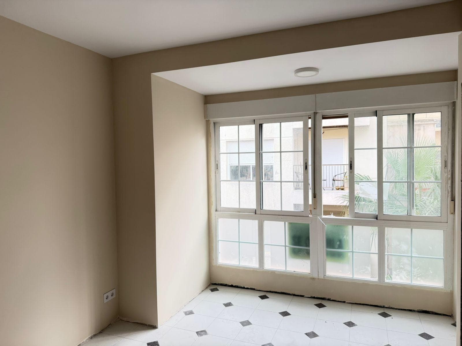 Отремонтированная квартира с 3 спальнями в самом центре Торревьехи Квартира имеет функциональную планировку, предлагая просторные и хорошо распределенные помещения. Поскольку она не меблирована, а кухня не оборудована, это дает прекрасную возможность обустроить каждое помещение по своему вкусу и адаптировать его к своим потребностям и стилю жизни. В квартире 3 спальни и 2 ванные комнаты. Расположенная на третьем этаже без лифта с южной ориентацией, квартира дарит приятное ощущение независимости и хорошее естественное освещение, создавая уютную и комфортную атмосферу. РАСПОЛОЖЕНИЕ: Торревьеха находится в провинции Аликанте (Коста Бланка). Она славится своим средиземноморским климатом и побережьем. Нельзя забывать о его набережных, где можно найти несколько ресторанов вдоль прекрасных песчаных пляжей. Здесь также много отличных пляжей, таких как Плайя-де-лос-Науфрагос, Плайя-де-лос-Локос и Плайя-де-ла-Мата. Поэтому он считается замечательным туристическим городом, где окружающая среда занимает важное место в качестве важной туристической достопримечательности. Кроме того, здесь можно найти множество торговых центров (Habaneras, La Zenia Boulevard), полей для гольфа, спортивных центров, больниц (например, Hospital Universitario de Torrevieja) и аэропортов, таких как аэропорт Аликанте (35 км) и международный аэропорт региона Мурсия (43 км). ДИСТАНЦИЯ К МОРЮ: 150 м Если у вас есть какие-либо вопросы, не стесняйтесь обращаться к нам!