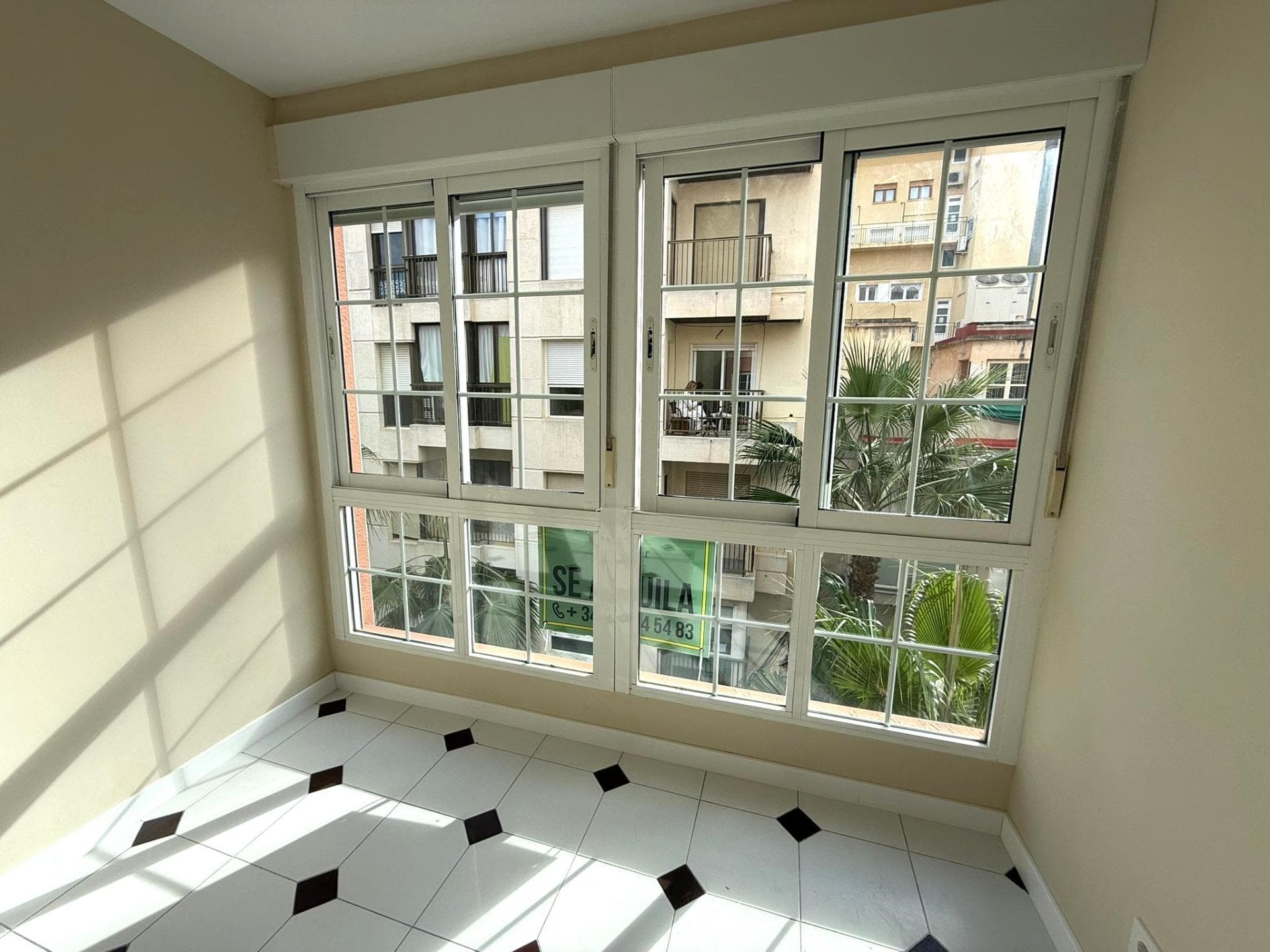 Отремонтированная квартира с 3 спальнями в самом центре Торревьехи Квартира имеет функциональную планировку, предлагая просторные и хорошо распределенные помещения. Поскольку она не меблирована, а кухня не оборудована, это дает прекрасную возможность обустроить каждое помещение по своему вкусу и адаптировать его к своим потребностям и стилю жизни. В квартире 3 спальни и 2 ванные комнаты. Расположенная на третьем этаже без лифта с южной ориентацией, квартира дарит приятное ощущение независимости и хорошее естественное освещение, создавая уютную и комфортную атмосферу. РАСПОЛОЖЕНИЕ: Торревьеха находится в провинции Аликанте (Коста Бланка). Она славится своим средиземноморским климатом и побережьем. Нельзя забывать о его набережных, где можно найти несколько ресторанов вдоль прекрасных песчаных пляжей. Здесь также много отличных пляжей, таких как Плайя-де-лос-Науфрагос, Плайя-де-лос-Локос и Плайя-де-ла-Мата. Поэтому он считается замечательным туристическим городом, где окружающая среда занимает важное место в качестве важной туристической достопримечательности. Кроме того, здесь можно найти множество торговых центров (Habaneras, La Zenia Boulevard), полей для гольфа, спортивных центров, больниц (например, Hospital Universitario de Torrevieja) и аэропортов, таких как аэропорт Аликанте (35 км) и международный аэропорт региона Мурсия (43 км). ДИСТАНЦИЯ К МОРЮ: 150 м Если у вас есть какие-либо вопросы, не стесняйтесь обращаться к нам!