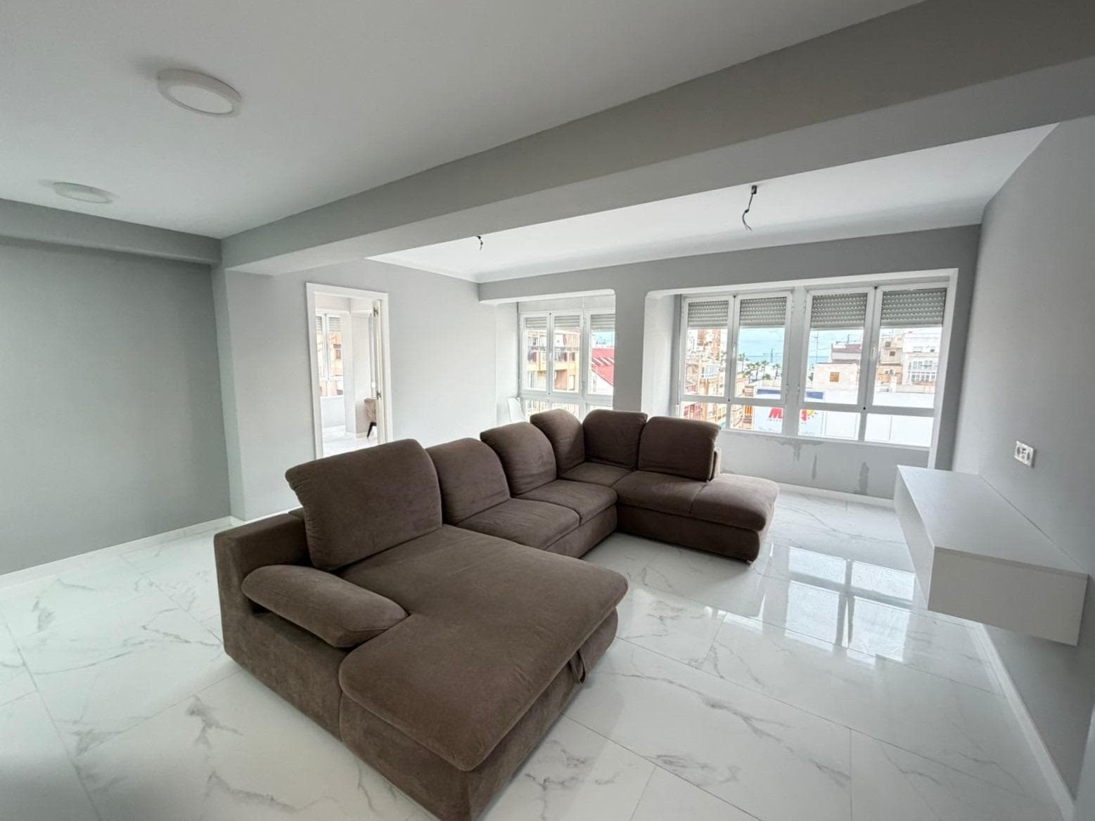 Отремонтированная квартира с 3 спальнями и видом на море в Торревьехе Эта элегантная отремонтированная квартира с 3 спальнями и 2 ванными комнатами — это жилье, созданное для того, чтобы наслаждаться комфортом и привилегированным расположением у моря. Квартира была отремонтирована в современном стиле, с большим вниманием к деталям, и предлагает просторные, светлые и хорошо распределенные помещения. Каждая из спален имеет вид на море, что позволяет просыпаться каждый день с естественным освещением и звуками морской среды. Балкон становится идеальным местом для отдыха, чашечки кофе или наслаждения впечатляющими панорамными видами на свежем воздухе. Две современные и функциональные ванные комнаты обеспечивают комфорт в повседневной жизни, а все жилье в целом создает ощущение простора и уюта в каждой комнате. РАСПОЛОЖЕНИЕ: Торревьеха находится в провинции Аликанте (Коста Бланка). Она славится своим средиземноморским климатом и побережьем. Нельзя забывать о его набережных, где можно найти несколько ресторанов вдоль прекрасных песчаных пляжей. Здесь также много отличных пляжей, таких как Плайя-де-лос-Науфрагос, Плайя-де-лос-Локос и Плайя-де-ла-Мата. Поэтому он считается замечательным туристическим городом, где окружающая среда занимает важное место в качестве важной туристической достопримечательности. Кроме того, здесь можно найти множество торговых центров (Habaneras, La Zenia Boulevard), полей для гольфа, спортивных центров, больниц (например, Hospital Universitario de Torrevieja) и аэропортов, таких как аэропорт Аликанте (35 км) и международный аэропорт региона Мурсия (43 км). ДИСТАНЦИЯ К МОРЮ: 300 м Если у вас есть какие-либо вопросы, не стесняйтесь обращаться к нам!