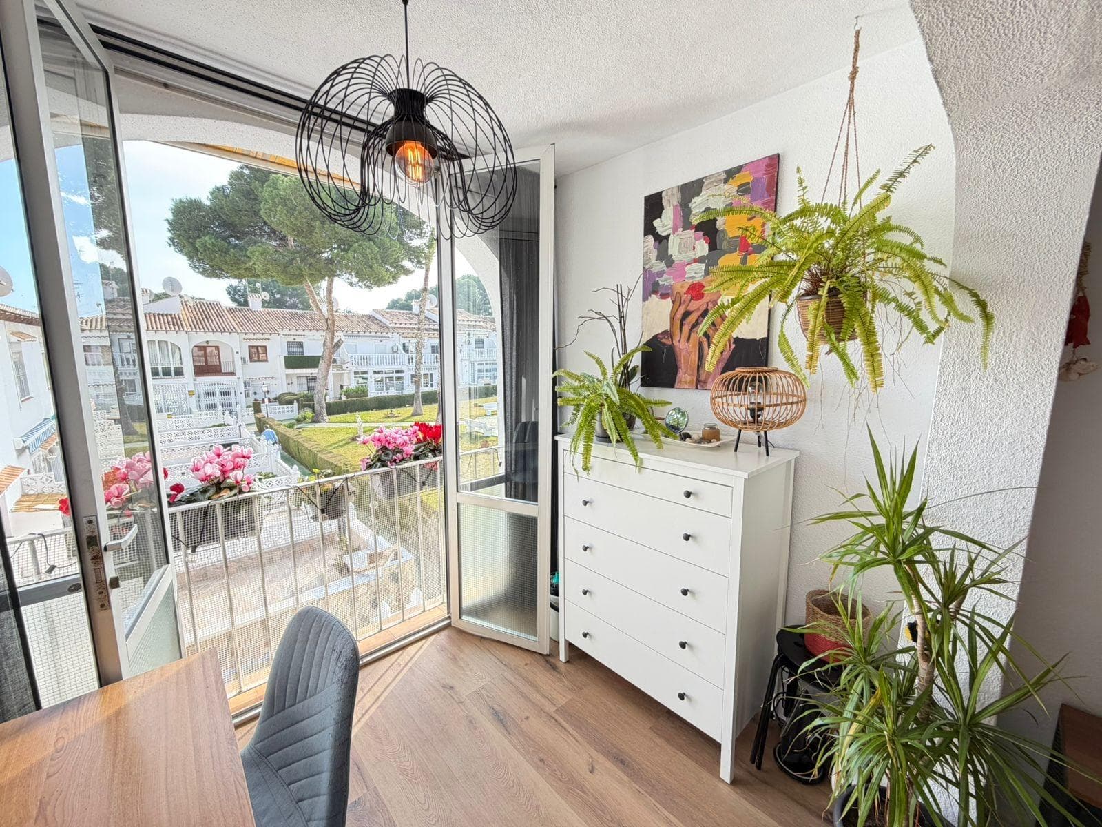 Renovated 1-bedroom upper floor bungalow with swimming pool in Los Balcones This charming, fully renovated bungalow on the upper floor is an ideal option for those looking for a cosy, functional home that is ready to move into. With an approximate surface area of 40 m², the property has been completely renovated, including the water and electricity installations, and is delivered furnished with new furniture, without the need for any additional investment. The property comprises a spacious and bright living room with an open-plan kitchen and dining area, creating a comfortable and well-utilised space. It has a separate bedroom, currently furnished as a children's room, but with enough space for a double bed, and a fully equipped bathroom with a modern design. Designed to offer comfort all year round, the bungalow has radiators in the rooms, a heated towel rail in the bathroom and air conditioning in the living room. A property with attention to detail, perfect as a permanent home, holiday residence or investment. LOCATION: Los Balcones is located in Torrevieja (Alicante), on the Costa Blanca. This area is known for its typically Mediterranean climate and coastline. It is worth mentioning its promenades with several places along its fine sandy beaches, among which are the Playa de los Náufragos (3 km away) and the Playa de los Locos (6 km away). In addition, there are several shopping centres such as Habaneras (6 km away) or La Zenia Boulevard (9 km away), golf courses, sports centres, hospitals such as the University Hospital of Torrevieja (800 m away) and airports such as Alicante (35 km away) and the International Airport of the Region of Murcia (43 km away). COMMUNITY FEES: 300 € IBI: 83 €. If you have any questions, please do not hesitate to contact us!