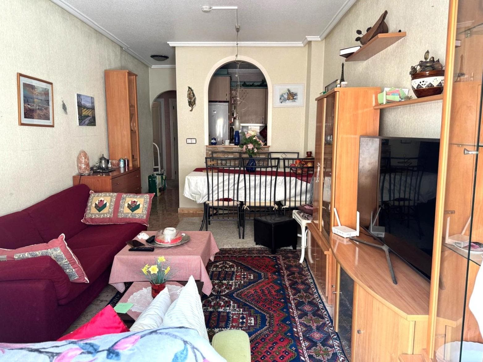 Cosy 2-bedroom flat with balcony in Torrevieja The property stands out for its south-facing orientation, which guarantees natural light throughout the day, creating a warm and welcoming atmosphere in every room. The living room is spacious and comfortable, with direct access to a pleasant balcony, perfect for enjoying the sun, relaxing outdoors or sharing special moments. It has two well-distributed bedrooms, designed to offer rest and functionality, as well as a full bathroom. The building has a lift, which adds extra convenience to everyday life. LOCATION: Torrevieja is in the province of Alicante (Costa Blanca). It is famous for its Mediterranean climate and its coast. We cannot forget its promenades where we can find some restaurants along the fine sandy beaches. It also has many excellent beaches such as Playa de los Náufragos, Playa de los Locos and Playa de la Mata. Therefore, it is considered a remarkable tourist town where the environment takes an important place as an important tourist attraction. In addition, we can find many shopping centres (Habaneras, La Zenia Boulevard), golf courses, sport centres, hospitals (such as Hospital Universitario de Torrevieja) and airports such as Alicante Airport (35 km away) and Region of Murcia International Airport (43 km away). DISTANCE TO THE SEA: 600m Should you have any question do not hesitate to contact us!