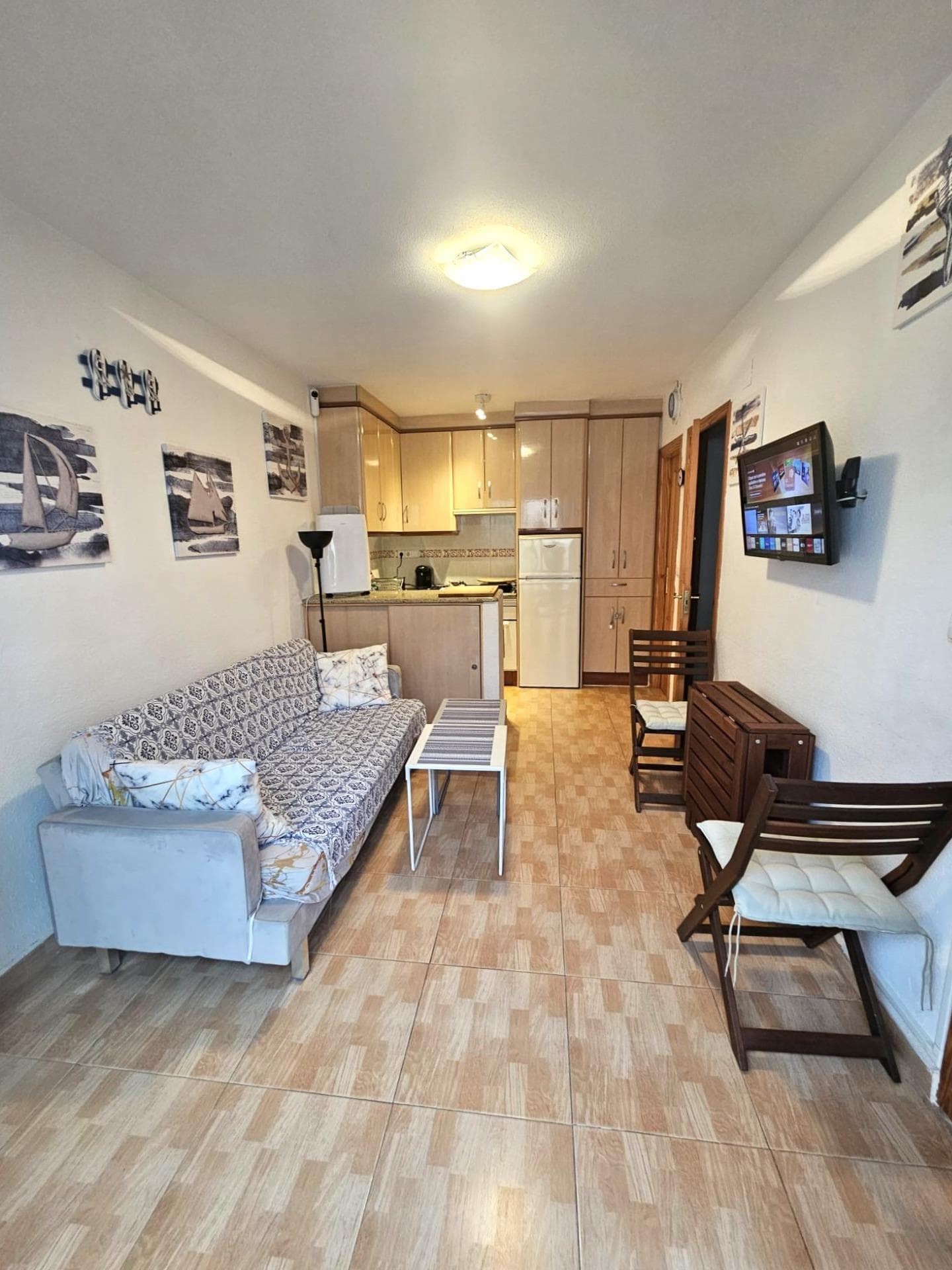 Светлый бунгало на нижнем этаже с 2 спальнями, садом и бассейном в Лос Балконес Этот очаровательный отремонтированный бунгало — идеальный вариант для тех, кто ищет комфорт. В доме есть две светлые спальни, спроектированные так, чтобы обеспечить отдых и функциональность, а также современную и уютную атмосферу в каждом уголке. Гостиная гармонично сочетается с внешней зоной, переходя в уютный частный сад, идеально подходящий для наслаждения средиземноморским климатом, отдыха или общения с семьей и друзьями. Расположенный в ухоженном жилом комплексе, бунгало имеет прямой доступ к общественному бассейну, идеальному для освежения и проведения свободного времени. Кроме того, он включает в себя парковочное место, что является дополнительным преимуществом, обеспечивающим комфорт и спокойствие. РАСПОЛОЖЕНИЕ: Лос Балконес расположен в Торревьехе (Аликанте), на побережье Коста Бланка. Этот район известен своим типично средиземноморским климатом и береговой линией. Стоит упомянуть о его набережных с несколькими местами вдоль прекрасных песчаных пляжей, среди которых Плайя-де-лос-Нафрагос (3 км) и Плайя-де-лос-Локос (6 км). Кроме того, здесь есть несколько торговых центров, таких как Habaneras (6 км) или La Zenia Boulevard (9 км), поля для гольфа, спортивные центры, больницы, такие как Университетская клиника Торревьехи (800 м) и аэропорты, такие как Аликанте (35 км) и Международный аэропорт региона Мурсия (43 км). КОММУНАЛЬНЫЕ ПЛАТЕЖИ: 204 € IBI: 80 €. Если у вас есть какие-либо вопросы, пожалуйста, не стесняйтесь обращаться к нам!