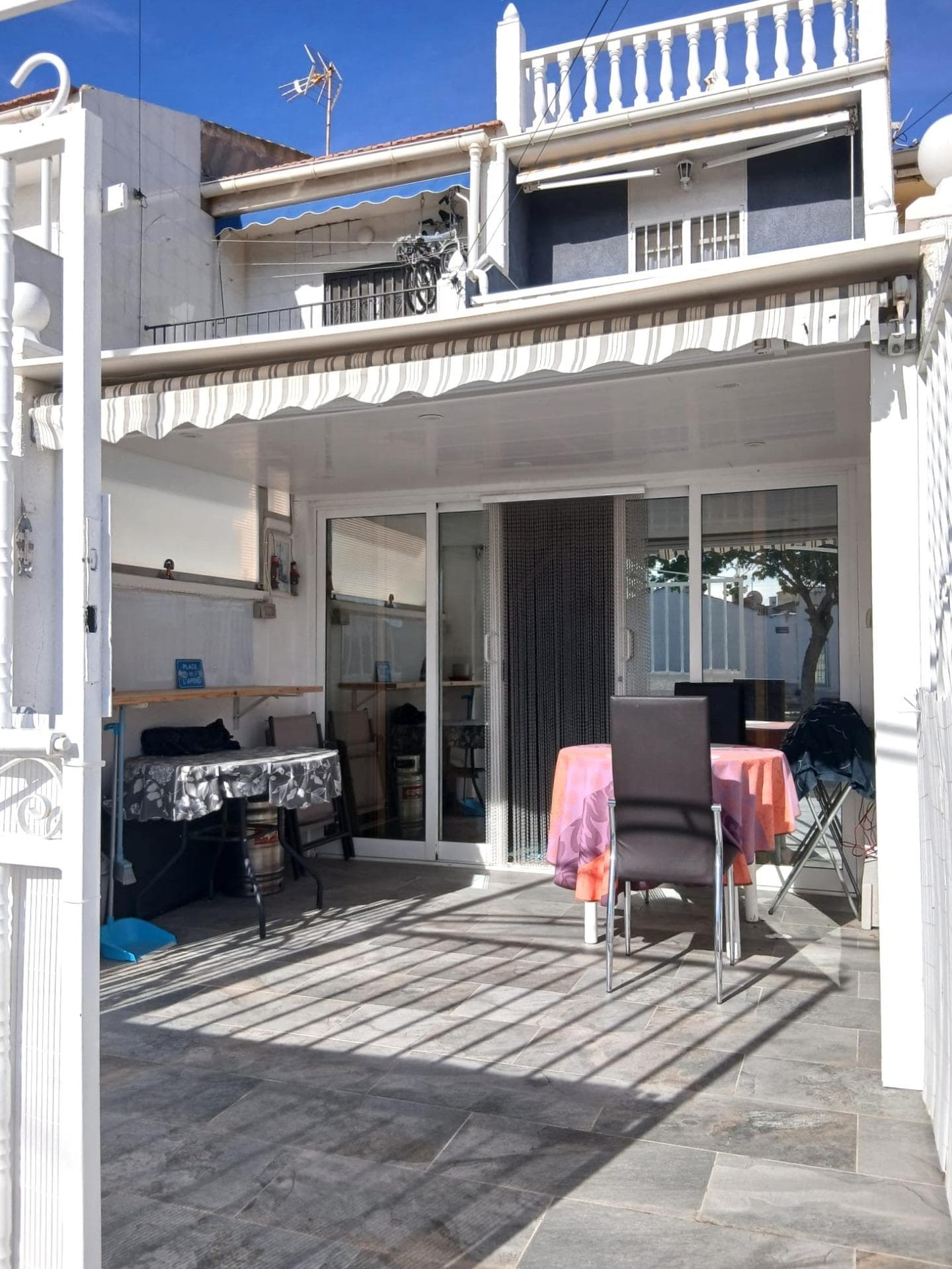 2-bedroom townhouse with terrace, solarium and garage in Torreta It is located in a quiet area next to the iconic Laguna Rosa in Torrevieja. A bright and well-maintained property, ideal both as a permanent residence and for enjoying getaways on the Costa Blanca. On the ground floor, there is a pleasant terrace with summer and winter awnings, perfect for year-round use. It also has a storage room, a cosy living room, a fully equipped kitchen and a full bathroom. The tiles on this floor have been recently renovated, giving it a fresh, contemporary style. The first floor has two bedrooms: one with a balcony and the other with an en-suite bathroom, offering comfort and independence. On the second floor there is a large private solarium of 30 m², with no neighbours around, ideal for sunbathing, relaxing or creating a chill-out area with total privacy. The property is in very good condition, in a very quiet residential neighbourhood. It includes a parking space and has access to the communal swimming pool. LOCATION: Torrevieja is in the province of Alicante (Costa Blanca). It is famous for its Mediterranean climate and its coast. We cannot forget its promenades where we can find some restaurants along the fine sandy beaches. It also has many excellent beaches such as Playa de los Náufragos, Playa de los Locos and Playa de la Mata. Therefore, it is considered a remarkable tourist town where the environment takes an important place as an important tourist attraction. In addition, we can find many shopping centres (Habaneras, La Zenia Boulevard), golf courses, sport centres, hospitals (such as Hospital Universitario de Torrevieja) and airports such as Alicante Airport (35 km away) and Region of Murcia International Airport (43 km away). DISTANCE TO THE SEA: 3000m COMUNITY: 50 €/ trimester IBI: 103 €/year Should you have any question do not hesitate to contact us!