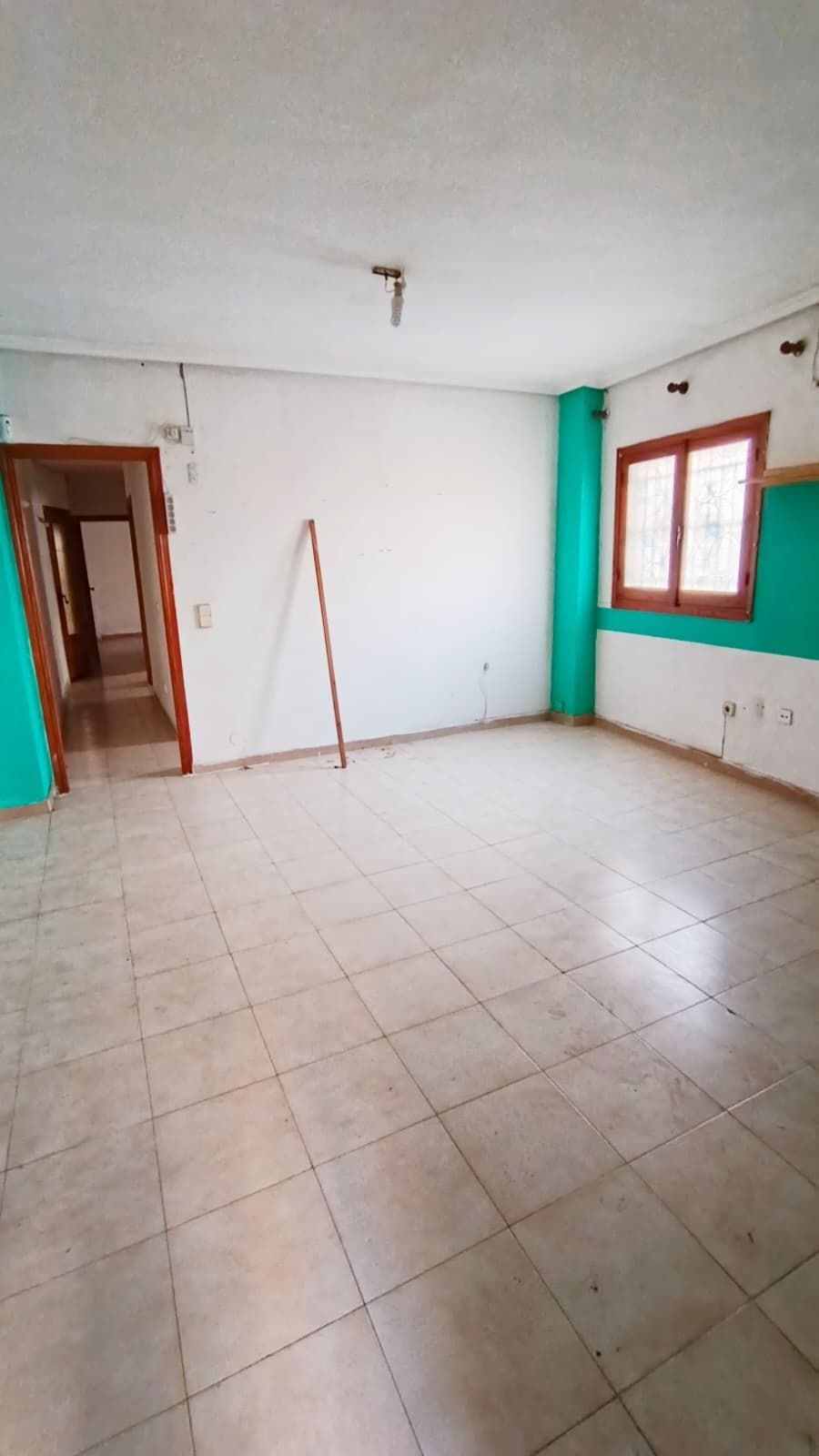 2-bedroom ground-floor apartment for renovation in Torrevieja An excellent investment opportunity on the ground floor with a private entrance, ideal for both a primary residence and a vacation rental project. The property has 75 m² of floor space and currently features two bedrooms, with the potential to easily add a third bedroom as needed. It also includes a full bathroom. As this is a home in need of renovation, it presents a magnificent opportunity to design a modern and functional space from scratch, increasing its value from the very start. Its separate entrance provides convenience, privacy, and a highly valued added attraction. Furthermore, there is the possibility of obtaining a tourist license without any issues, making it a particularly attractive option for investors seeking profitability in a high-demand area. LOCATION: Torrevieja is in the province of Alicante (Costa Blanca). It is famous for its Mediterranean climate and its coast. We cannot forget its promenades where we can find some restaurants along the fine sandy beaches. It also has many excellent beaches such as Playa de los Náufragos (2 km away), Playa de los Locos (2 km away) and Playa de la Mata (4 km away). Therefore, it is considered a remarkable tourist town where the environment takes an important place as an important tourist attraction. In addition, we can find many shopping centres (Habaneras, La Zenia Boulevard), golf courses, sport centres, hospitals (such as Hospital Universitario de Torrevieja) and airports such as Alicante Airport (35 km away) and Region of Murcia International Airport (43 km away). DISTANCE TO THE SEA: 500m Should you have any question do not hesitate to contact us!