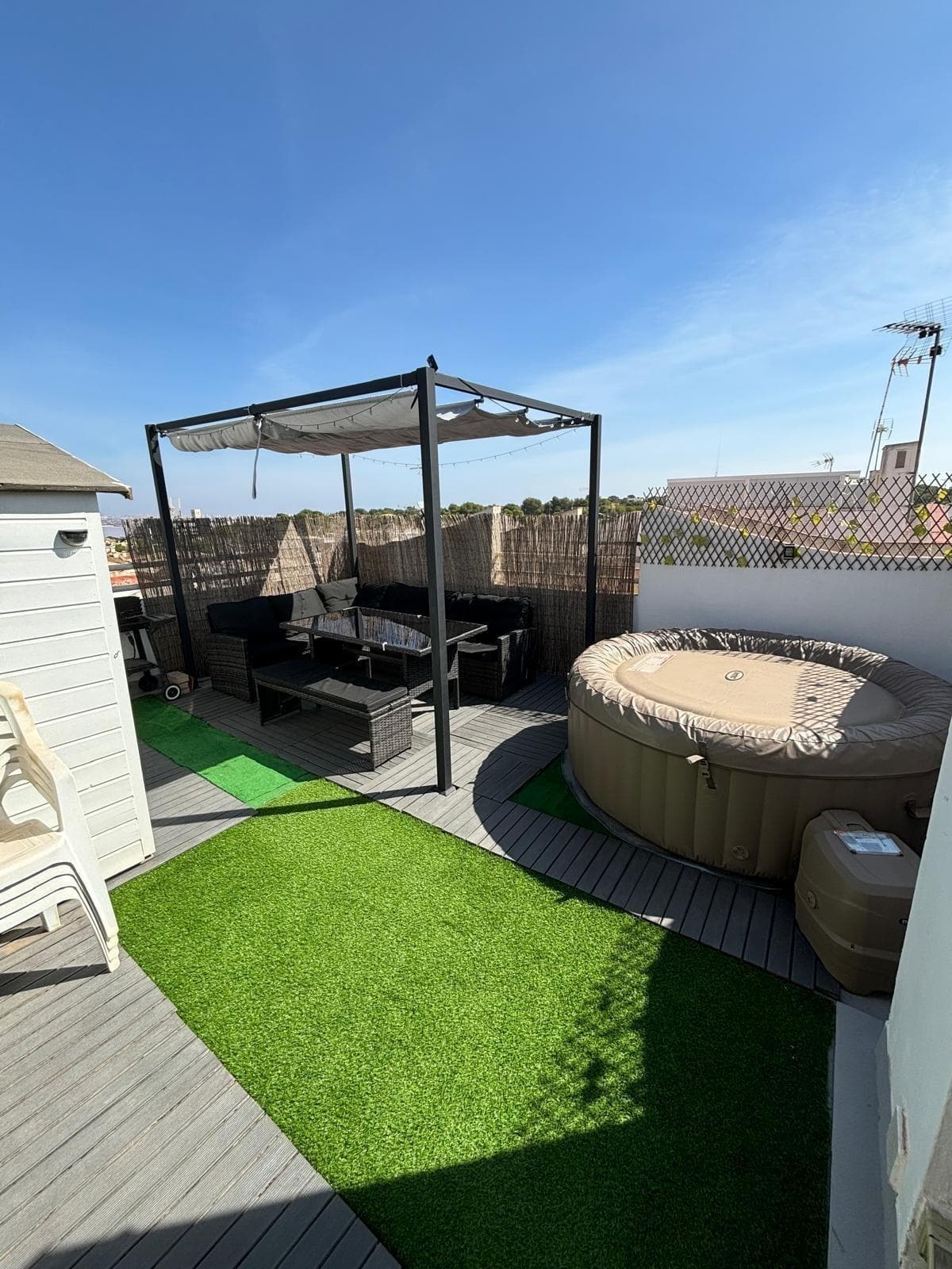 Bungalow reformado de 1 habitación con terraza, solarium y piscina en Los Balcones La vivienda cuenta con 48 m² perfectamente aprovechados, ofreciendo un ambiente moderno, cómodo y muy luminoso gracias a su excelente orientación sur. Dispone de un dormitorio, espacios funcionales y una agradable terraza privada perfecta para desayunar al aire libre o relajarse bajo el sol. Uno de sus grandes atractivos es su espectacular solárium privado con jacuzzi, un espacio exclusivo pensado para disfrutar de momentos de descanso, reuniones con amigos o simplemente del magnífico clima de la Costa Blanca con total privacidad. La propiedad se encuentra dentro de una cuidada urbanización con piscina comunitaria y zonas comunes que crean un entorno tranquilo y agradable. Su ubicación permite tener cerca todos los servicios, supermercados, restaurantes y las playas de Torrevieja a pocos minutos. UBICACIÓN: Los Balcones se localiza en Torrevieja (Alicante), en la Costa Blanca. Esta zona es conocida por su clima y su costa típicamente mediterráneos. Cabe destacar sus paseos marítimos con varios locales a lo largo de sus playas de arena fina, entre las que destacan la Playa de los Náufragos (a 3 km) y la Playa de los Locos (a 6 km). Además, podemos encontrar varios centros comerciales como el de Habaneras (a 6 km) o La Zenia Boulevard (a 9 km), campos de golf, centros deportivos, hospitales como el Hospital Universitario de Torrevieja (a 800 m) y aeropuertos como el de Alicante (a 35 km) y el Aeropuerto internacional de la Región de Murcia (a 43 km). Si tiene alguna pregunta, no dude en ponerse en contacto con nosotros!