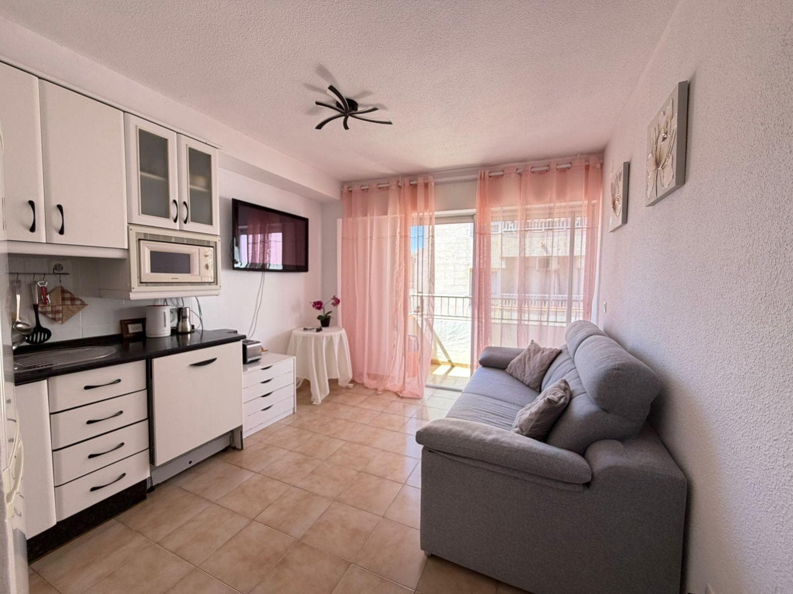 2-bedroom apartment with a spacious terrace in Torrevieja Third-floor apartment with an elevator, ideal for those seeking comfort and spaces filled with natural light. The apartment features 2 bedrooms and an all-exterior layout, ensuring good ventilation in every room. Its 55 m² are very well utilized and offer a cozy and functional atmosphere, perfect for both year-round living and enjoying vacations. A highlight is its large terrace, an ideal space for relaxing, having breakfast outdoors, or enjoying the Mediterranean climate. The apartment has recently undergone cosmetic renovations, so it is in good condition and ready to move into.  LOCATION: Torrevieja is in the province of Alicante (Costa Blanca). It is famous for its Mediterranean climate and its coast. We cannot forget its promenades where we can find some restaurants along the fine sandy beaches. It also has many excellent beaches such as Playa de los Náufragos, Playa de los Locos and Playa de la Mata. Therefore, it is considered a remarkable tourist town where the environment takes an important place as an important tourist attraction. In addition, we can find many shopping centres (Habaneras, La Zenia Boulevard), golf courses, sport centres, hospitals (such as Hospital Universitario de Torrevieja) and airports such as Alicante Airport (35 km away) and Region of Murcia International Airport (43 km away). DISTANCE TO THE SEA: 400m Should you have any question do not hesitate to contact us!