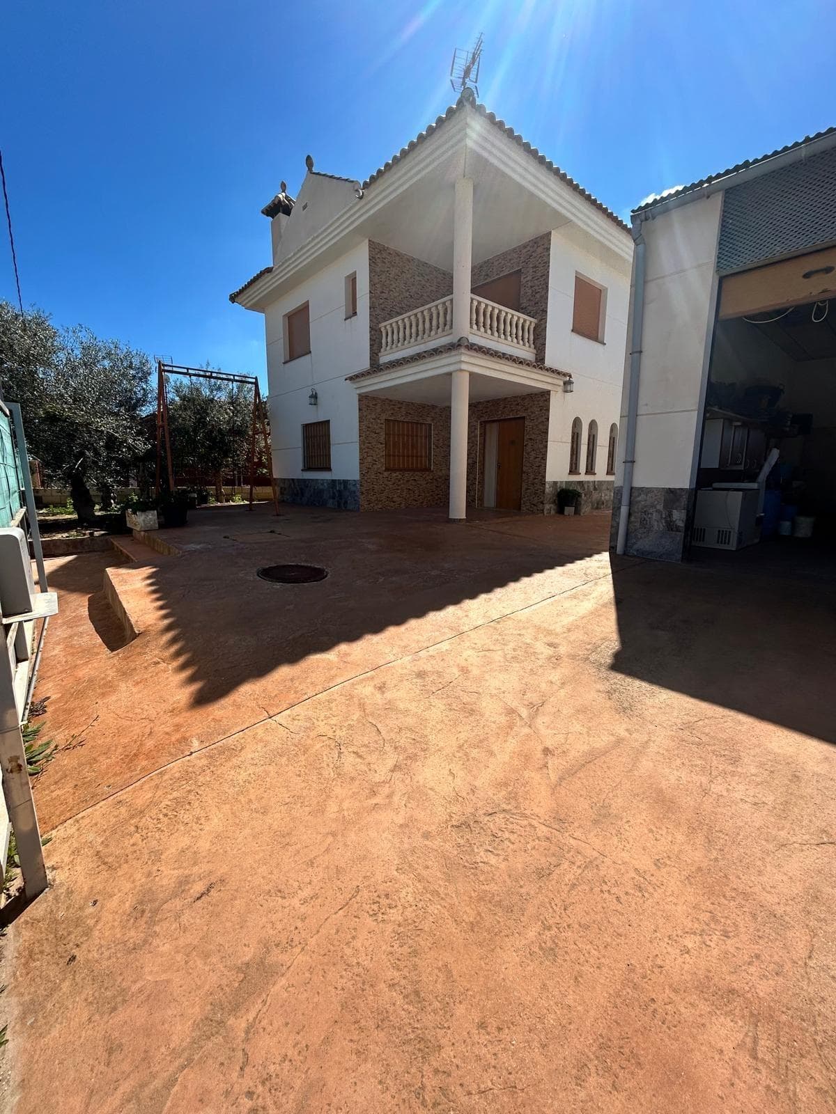 Chalet en de capricho y con todas las comodidades necesarias para vivir. Este chalet esta compuesto por tres plantas. En la planta baja tenemos un gran salón de 70 metros con chimenea para disfrutar a todo lujo y en familia, cocina independiente con cuarto de lavandería y despensero, cuarto de baño completo con pie de ducha y una habitación con armario empotrado. En la segunda planta tenemos 3 habitaciones dobles con sus respectivos armarios empotrados y dos baños completos, uno de ellos en suite, un gran distribuidor y una amplia terraza. En la tercera planta tenemos un gran solárium de 70 metros para disfrutar o convertirlo en una gran zona chill out. A todo esto hay que sumarle una gran parcela en la que tenemos una gran piscina para disfrutar y tomar el sol con barbacoa, baño para dar servicio a la zona exterior y un gran garaje en el que puedes meter un barco, 4 coches, utilizar de trastero gigante.... Esta casa esta construida con todo lujo de detalles y con una excelente memoria de calidades. Si quieres visitarla, ponte en contacto con nosotros, te encantara!