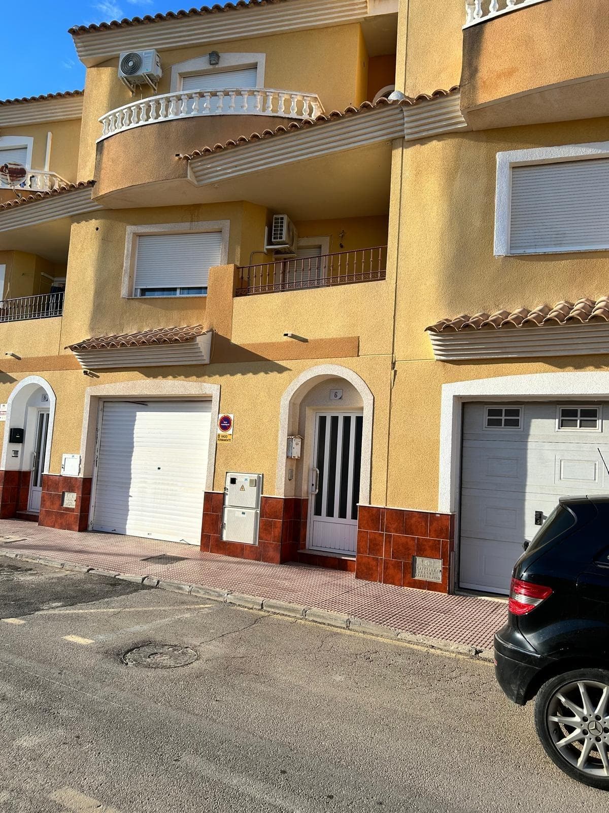 Vivienda tipo duplex mas un gran garaje cerrado de 70m cuadrados con un aseo auxiliar, 4 habitaciones, dos baños, gran cocina con galeria grande cerrada y patio exterior. Todas las habitaciones tienen armarios empotrados y la vivienda en muy luminosa. Si estas buscando una casa super grande y bien ubicada llamanos!!!!