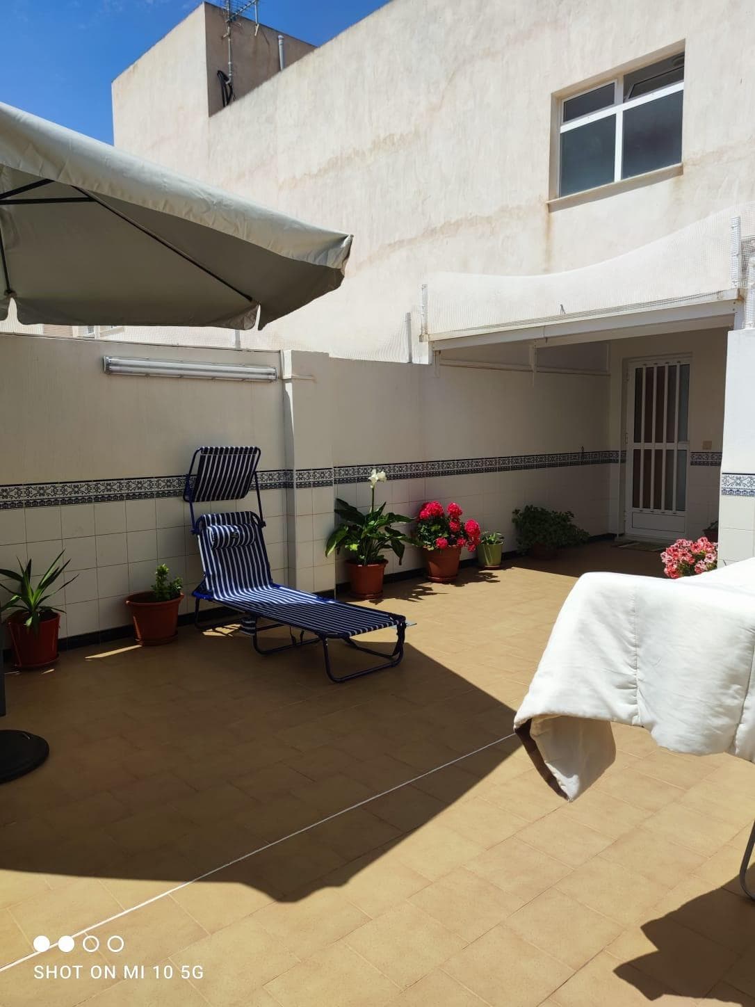 Coqueto y divino piso reformado en pleno centro de Los Alcazares. La vivienda tiene dos dormitorios amplios, un baño amplio y reformado, una cocina completamente equipada con galeria, un salon bien acogedor, pero la zona estrella es su super terraza bien acondicionada y soleada!!! Es ideal para tomar el sol, poner una piscina, hacer barbacoas, disfrutar en familia, una habitacion auxiliar que se puede utilizar como otra habitacion, salita... y hay que incluir una plaza de garaje. Es ideal para vivir todo el año. Llamanos y te informamos de todo.