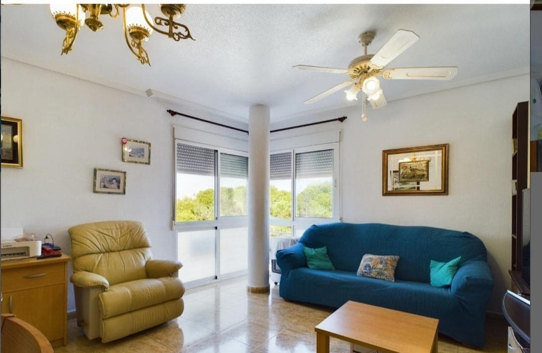 LUMINOSO, AMPLIO Y ACOGEDOR. Esto es todo lo que necesita un piso para ser el ideal y este lo es. Toda la vivienda tiene muy buena entrada de luz, amplias habitaciones, amplios aseos, cocina amplia con galeria y un gran salón para disfrutar. Sin duda cumple con todos los estándares y mas si esta en buena zona. ¿Lo quieres? llámanos!