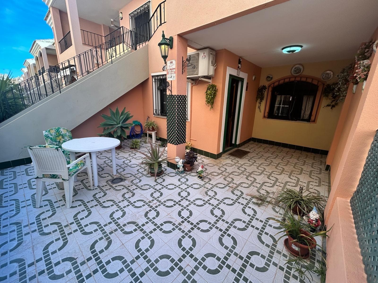 Situado en una de las zonas mas demandadas y con mas servicio de Los Alcazares tenemos esta divina casa planta baja con jardin para uso y disfrute de nuestros maravillosos dias de sol que tenemos en el mar menor, un salon amplio y grande donde poder reunirse en familia o poder tener una buena zona de confort, dos habitaciones grandes y luminosas con armarios empotrados, un baño grande, cocina completamente equipada con electrodomesticos de primera calidad y todo en un excelente estado de consevacion, patio trasero amplio con zona de galeria techado y con posibilidad de construir un nuevo baño si asi se desea y una super plaza de garaje cerrada de ¡¡¡34metros!!! Esta casa esta ideal para vivir todo el año ya que se encuentra en una zona estupenda y con un ambiente ideal. Si crees que esta casa es la ideal para ti... LLAMANOS!!!!