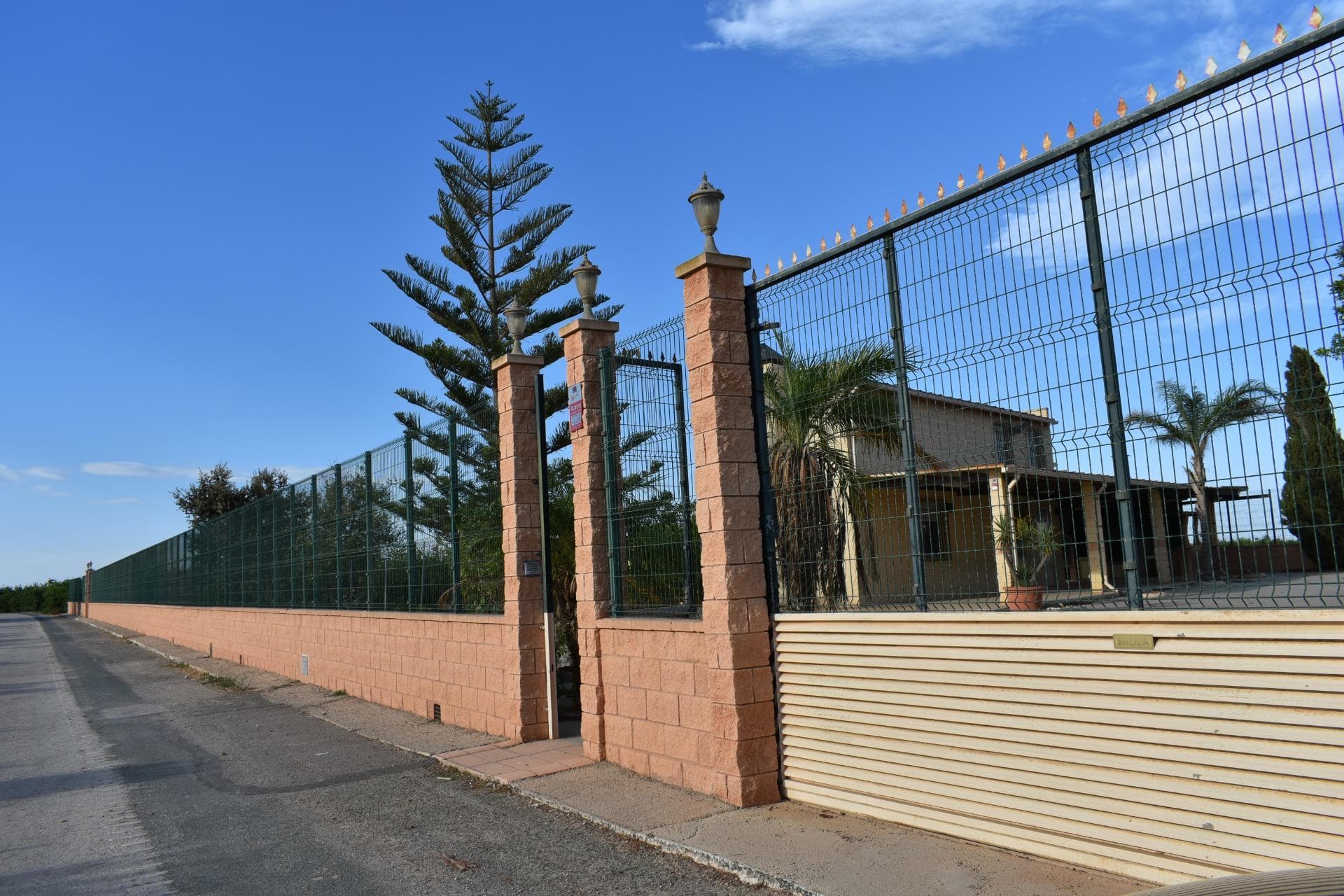 Si eres amante del campo y buscas un refugio donde desconectar del bullicio de la ciudad, esta finca es tu lugar ideal. Con una extensión total de 3.548 m², cuenta con amplios espacios asfaltados perfectos para eventos, barbacoas o simplemente relajarte en medio de la naturaleza. Imagina despertar cada mañana rodeado por el canto de los pájaros y las vistas impresionantes a las montañas mientras disfrutas de tus propios árboles frutales y olivos que te permitirán hacer tu propio aceite natural. Además, hay suficiente espacio para construir una piscina donde podrás refrescarte bajo el sol radiante o darte un chapuzón nocturno admirando estrellas brillantes en cielo despejado. Y lo mejor: ¡estás a solo 10 minutos de las hermosas playas del Mar Menor! No pierdas más tiempo; llámanos hoy mismo y ven a conocer este maravilloso refugio que podría ser tu nuevo hogar.