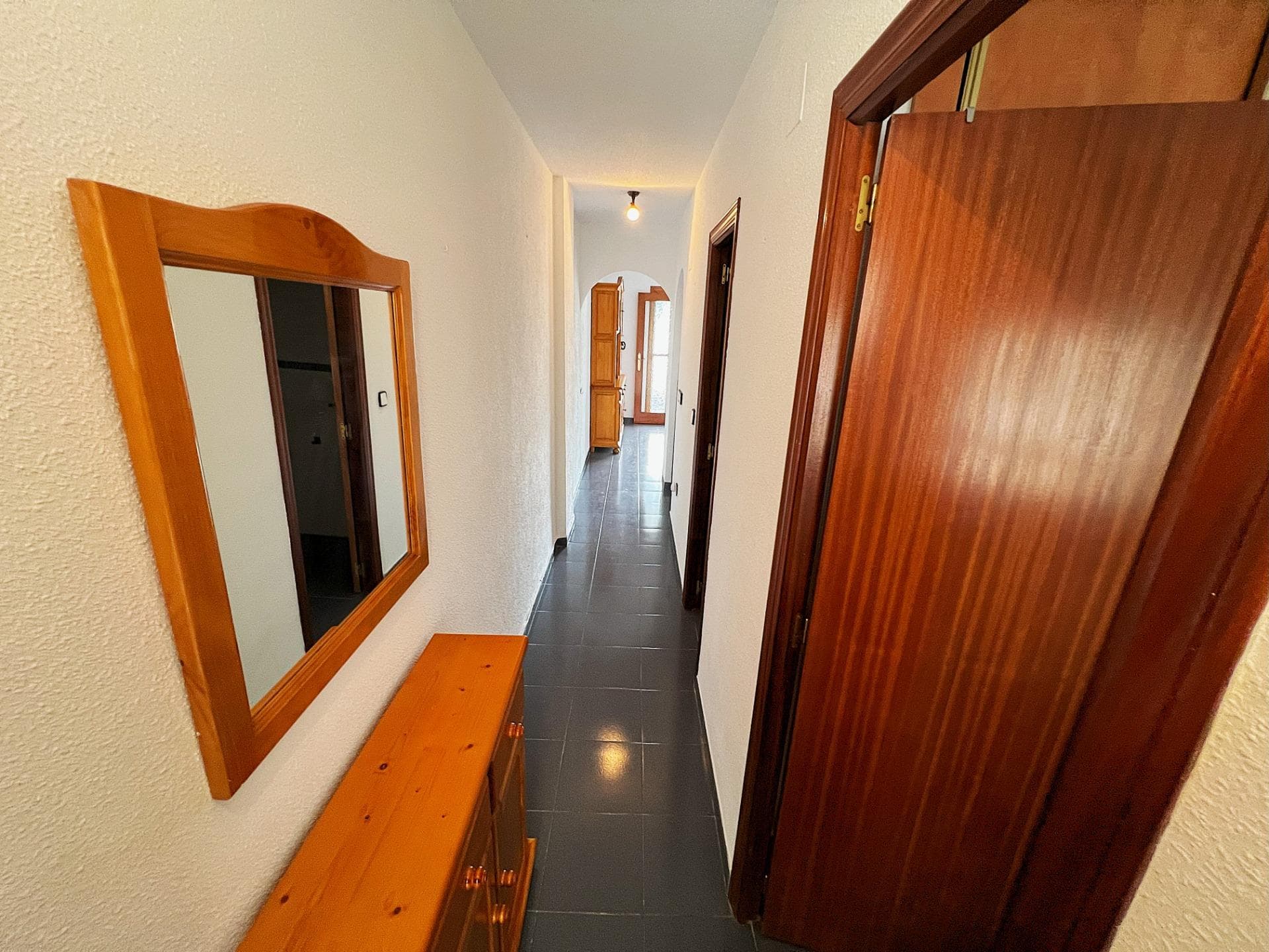 ✨ Dream Apartment in the Heart of Torrevieja – Balcony Overlooking Parque de las Naciones Welcome to this charming and well-maintained apartment in the very heart of Torrevieja, just steps away from everything the city has to offer. Whether you're looking for a holiday home, an investment, or a cozy permanent residence, this property ticks all the boxes. 🛏️ Well-Planned and Comfortable This bright and functional apartment features: 1 bedroom with space for a double bed and storage A cozy living room with direct access to the balcony A fully equipped kitchen with all essentials A bathroom with shower The spacious balcony overlooks the lush Parque de las Naciones, offering a peaceful spot to relax and enjoy the Mediterranean atmosphere. 🌇 Prime Location – Everything Within Reach You’re just minutes away from: Shops, restaurants, and cafés Bus connections throughout the city The beachfront and marina Local markets and shopping areas 💼 Full Service with Royal Investment S.L. Buying through Royal Investment S.L. gives you access to: Mortgage and financing assistance Legal support throughout the buying process An after-sales service package to help you settle in 🔑 Summary: 1 bedroom Living room with balcony Central location near the park Walking distance to all amenities Full support from Royal Investment S.L. 📞 Contact us today for a viewing – we’ll guide you all the way home!